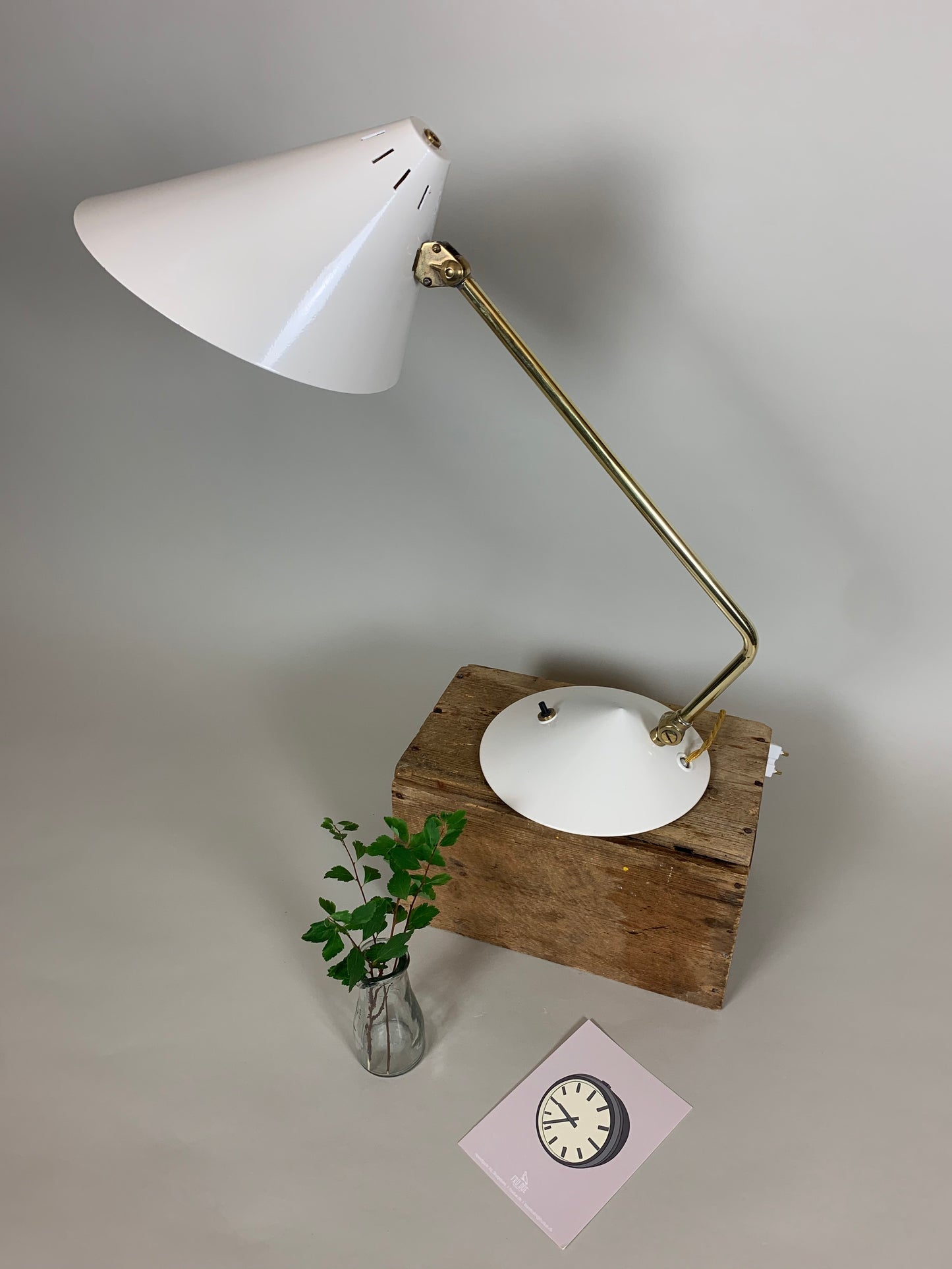 Hala bordslampa - Vit och mässing
