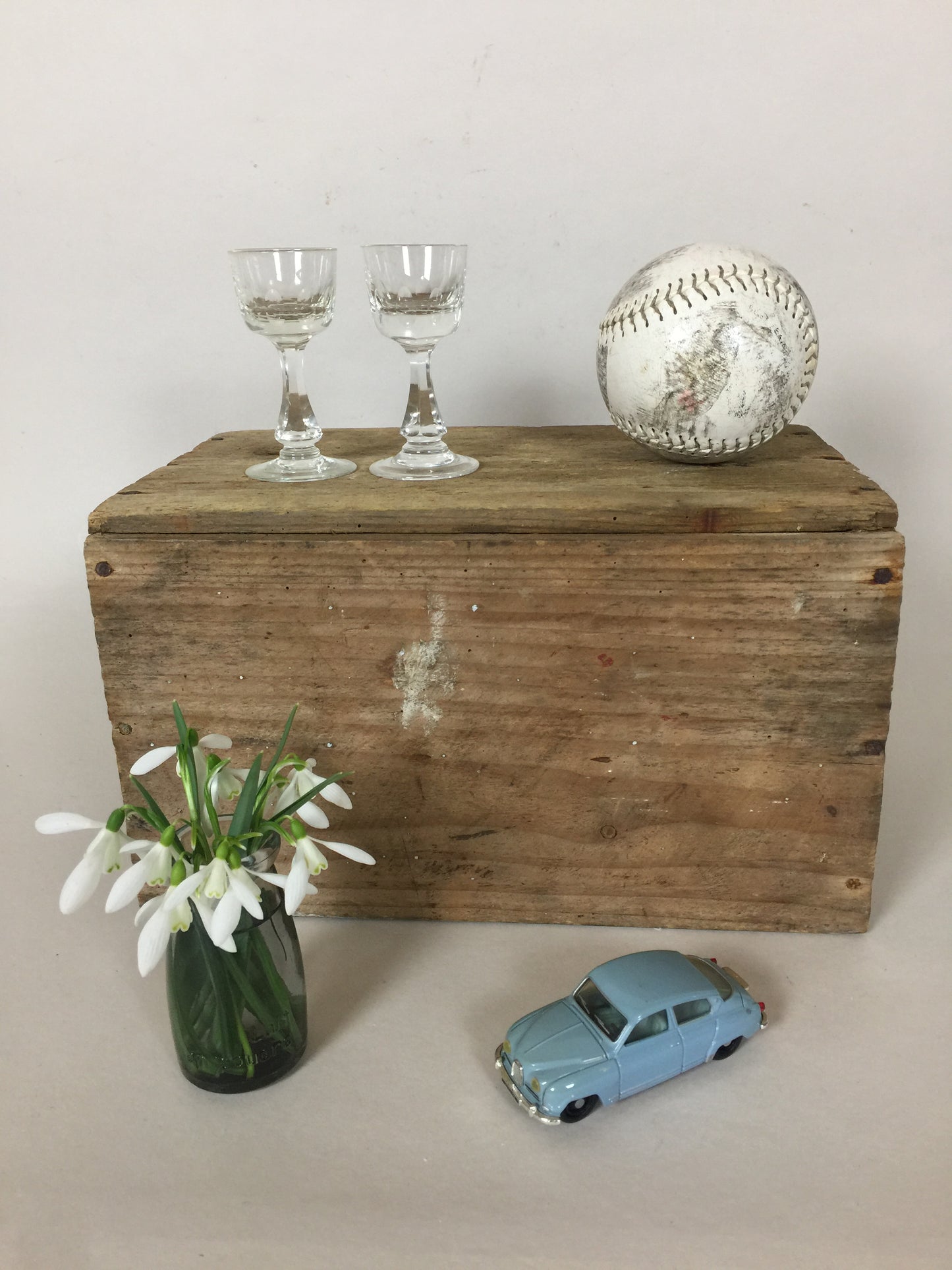 Två vackra gamla glas