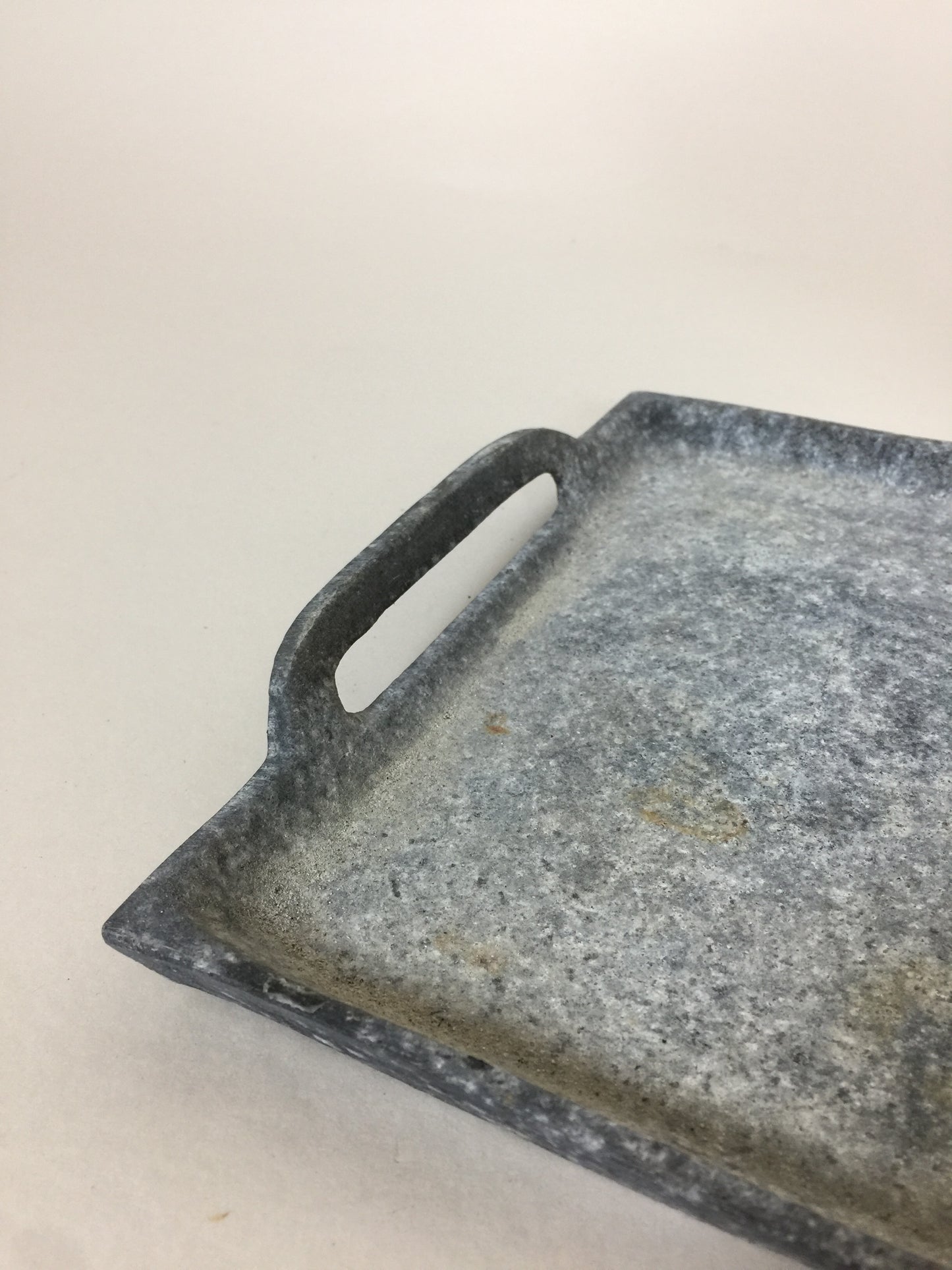Rå metallbricka med patina