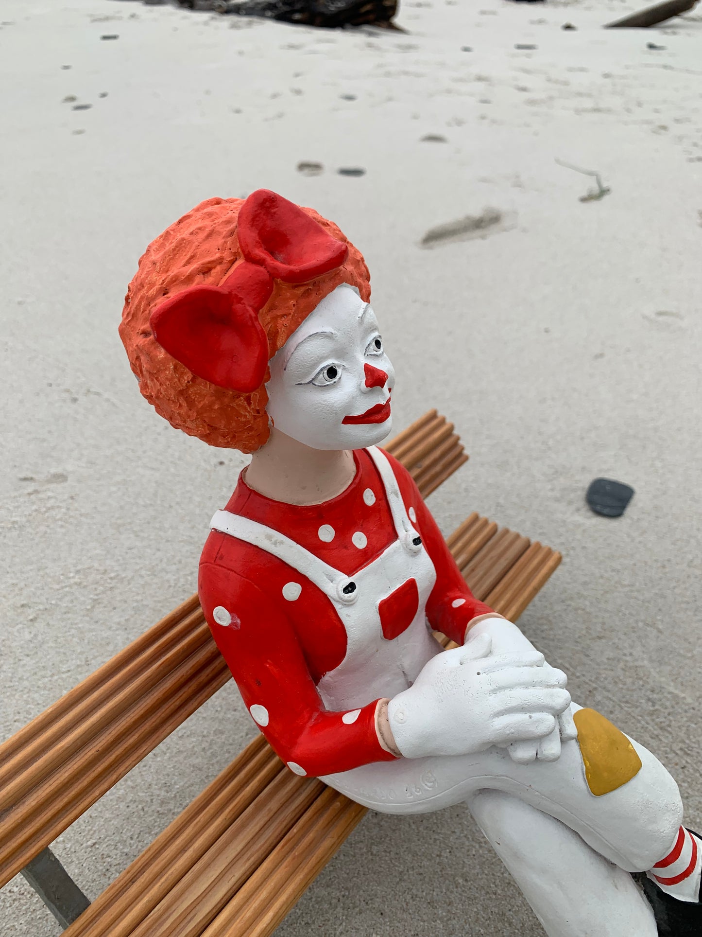 Clown på bänk