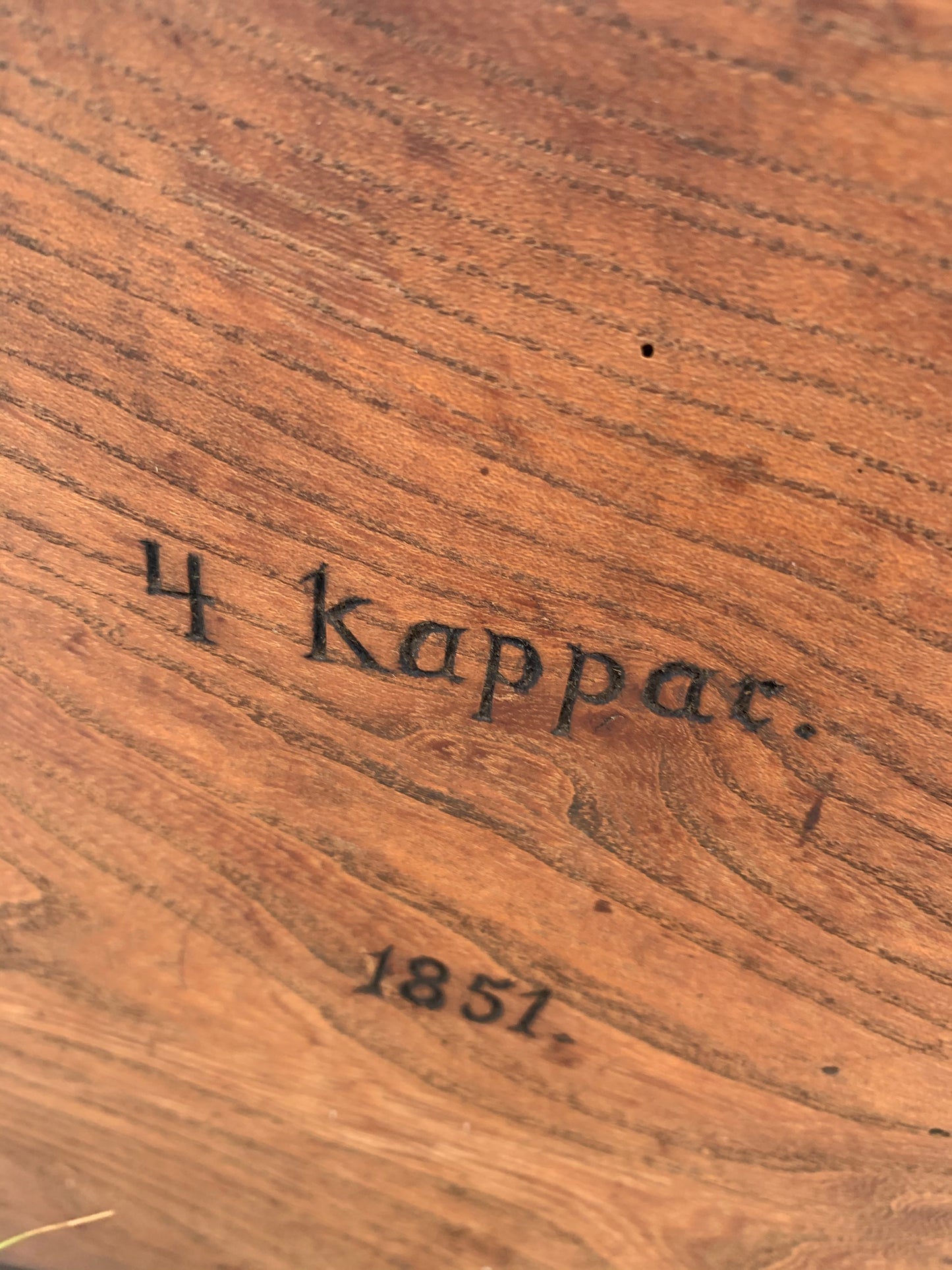Mycket gammal och tung fyrkantig trälåda