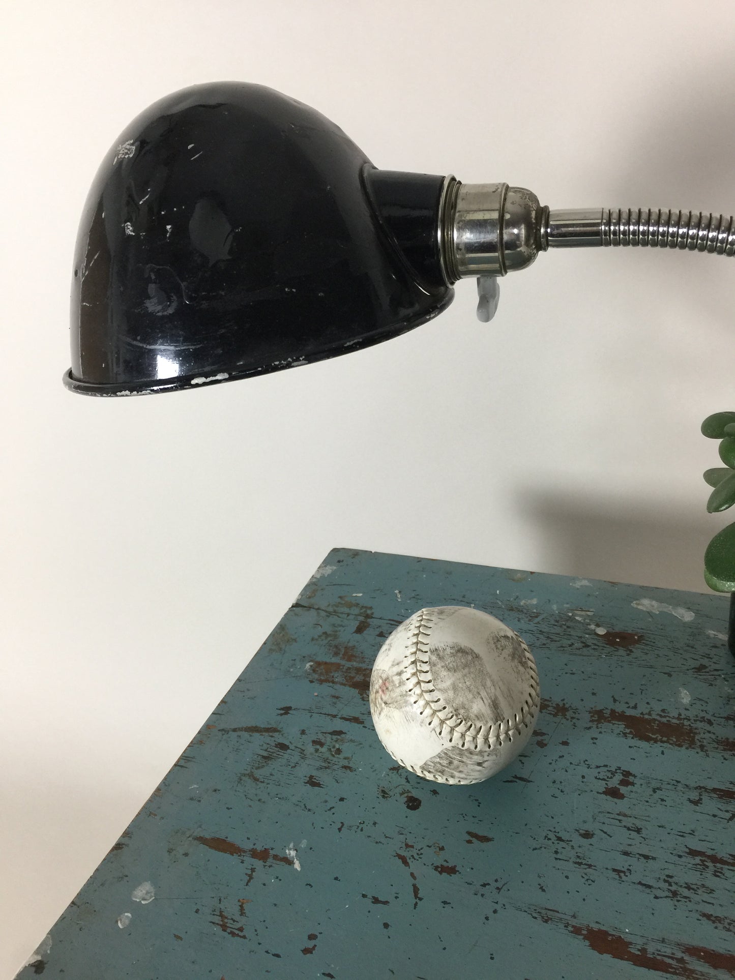 Rå och industriell arkitektonisk lampa med flexarm