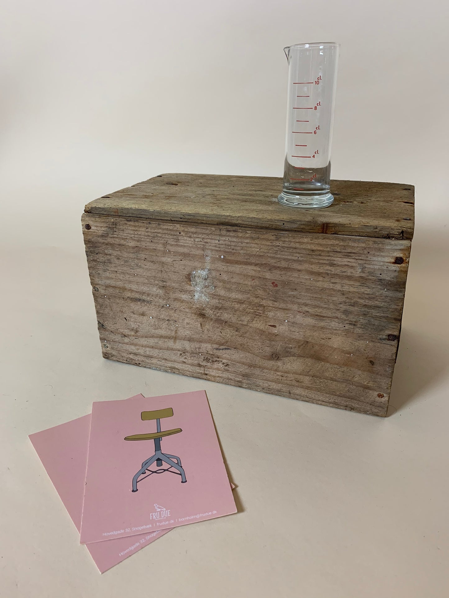 Laboratorieglas med röd skrift