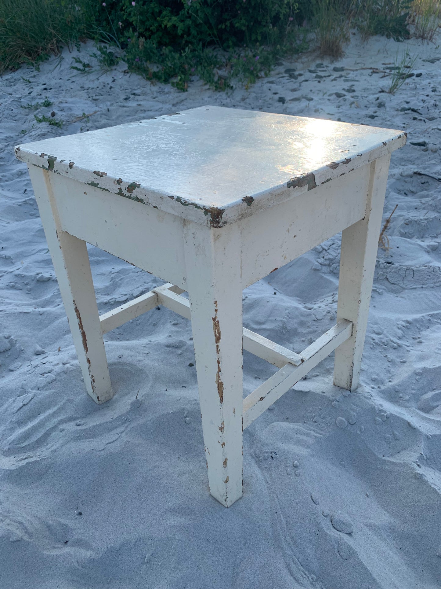 Litet bord med låda