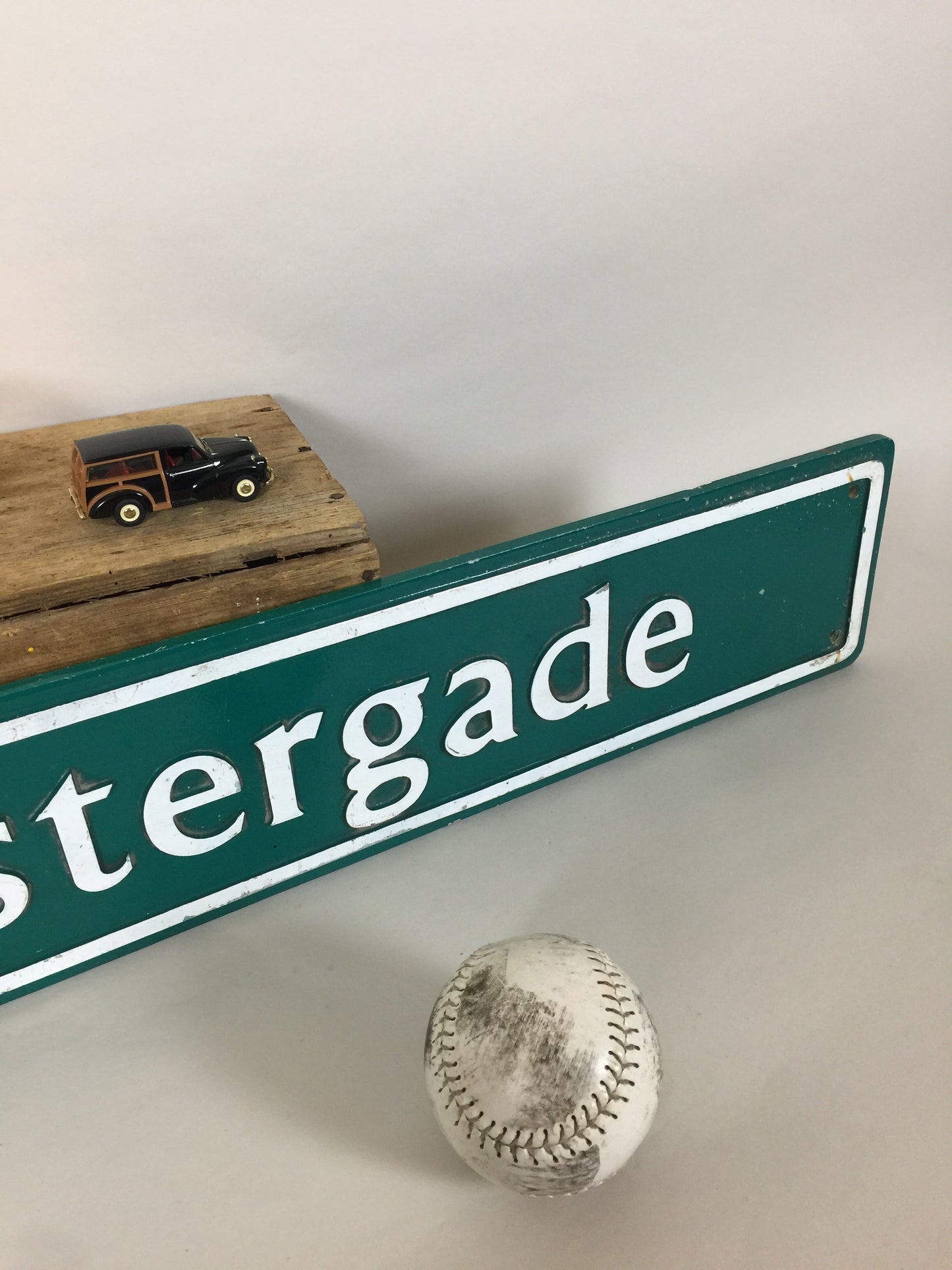 Slingrar sig nerför Vestergade - Fin grön vägskylt
