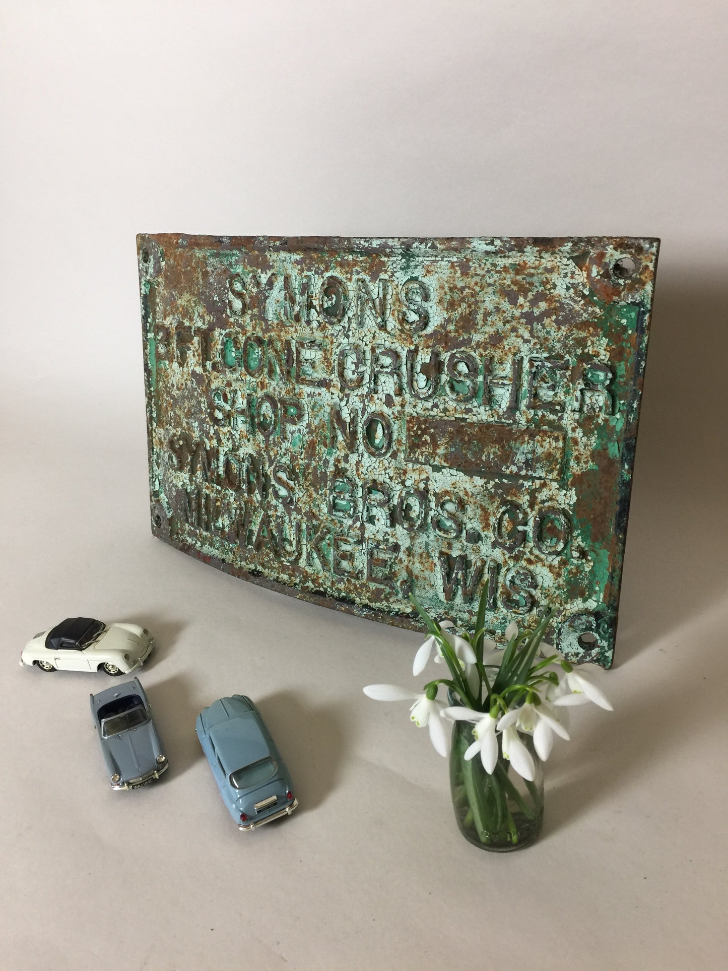 Vacker och svängd gammal skylt med mycket fin patina