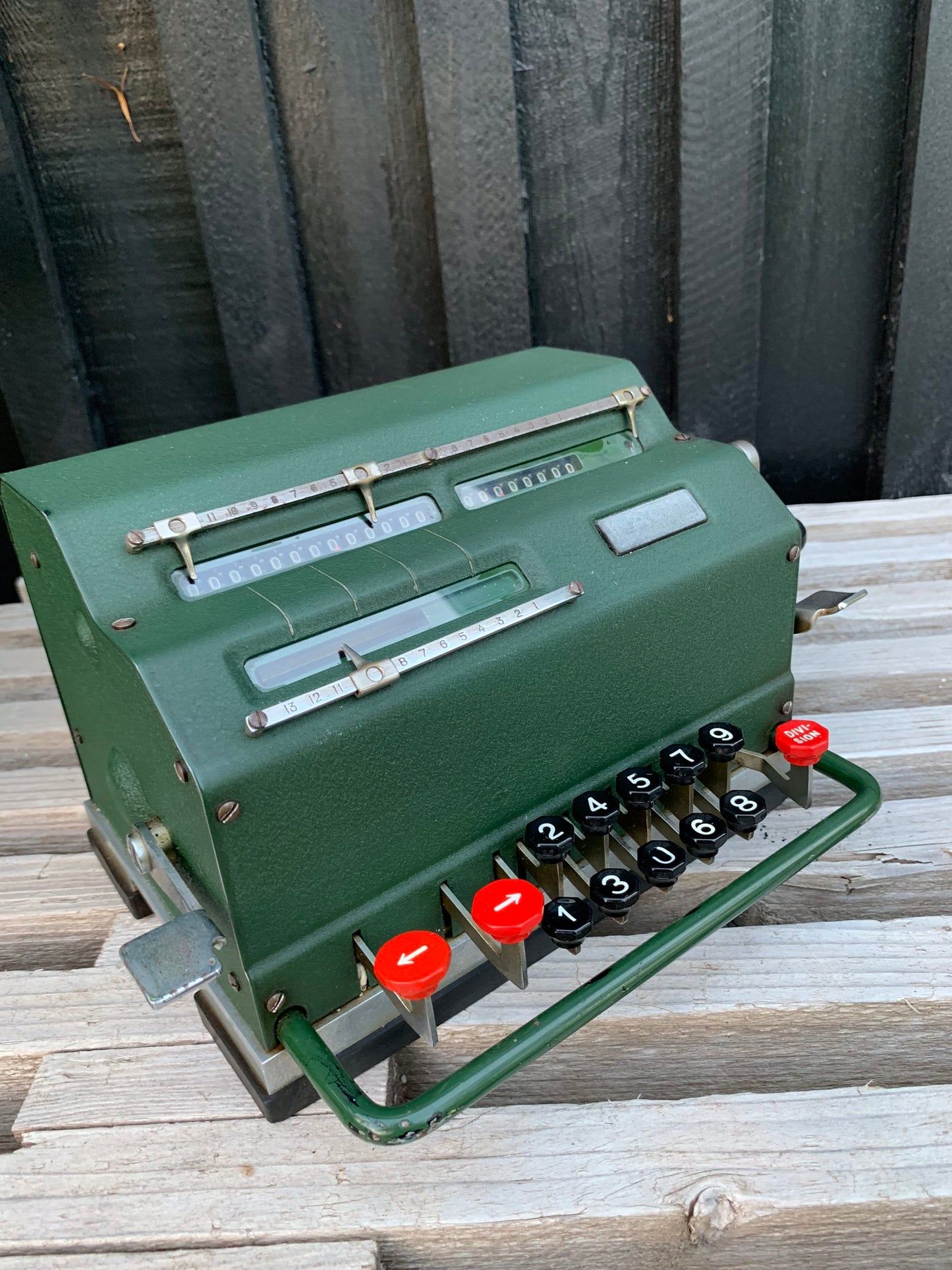 Rolig gammal grön mekanisk kalkylator