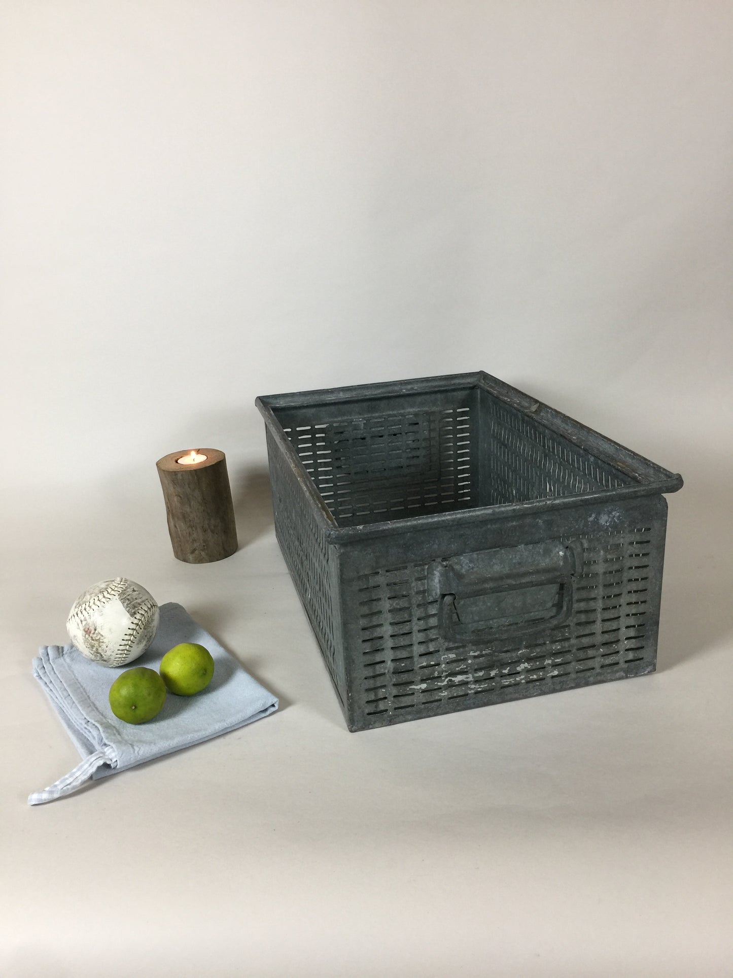 Vacker och rå metalllåda från kranfabrik.