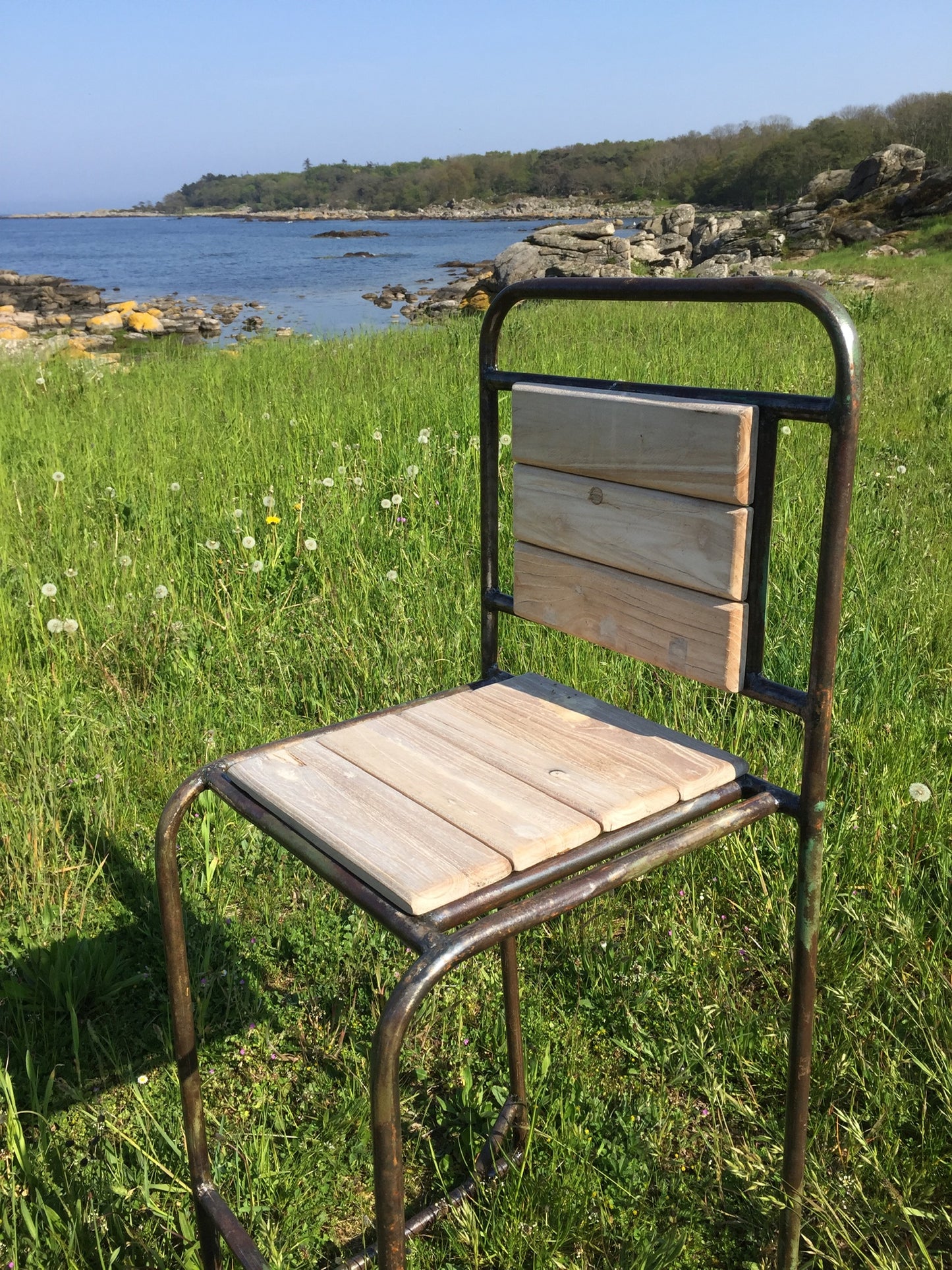 Rå och industriellt barbord med två barstolar
