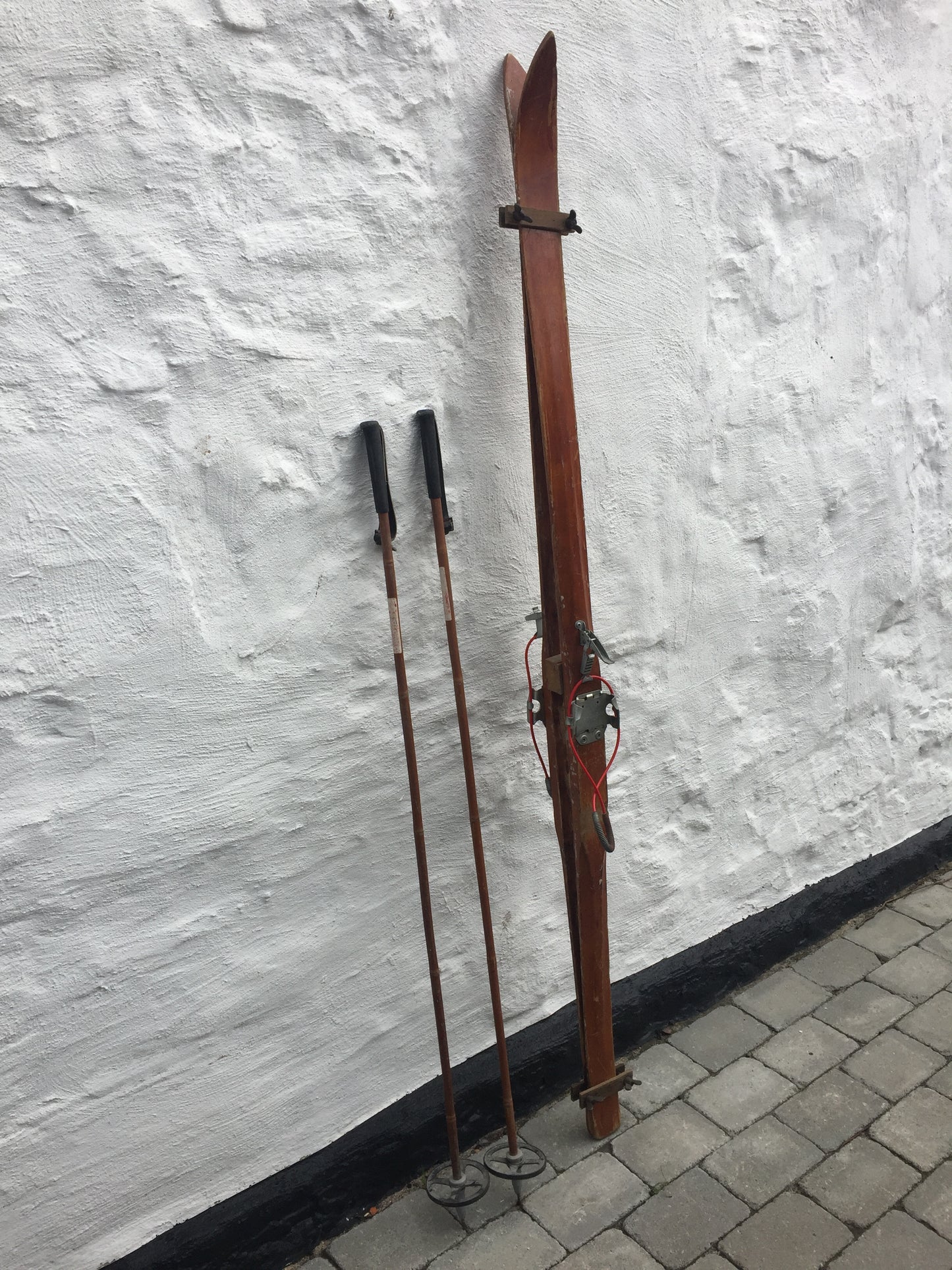 Vackra och dekorativa gamla skidor med stavar