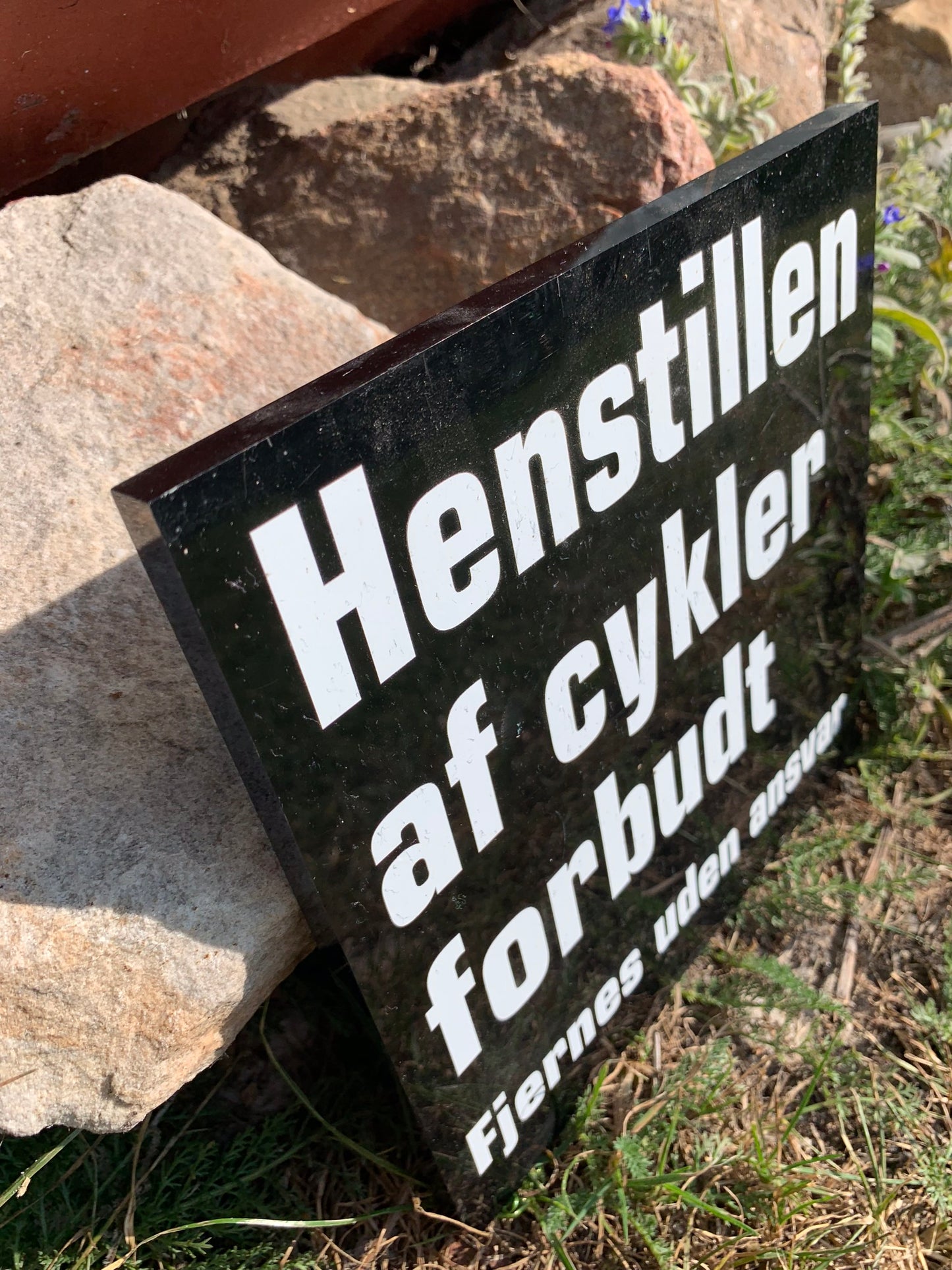 Skylt av akryl