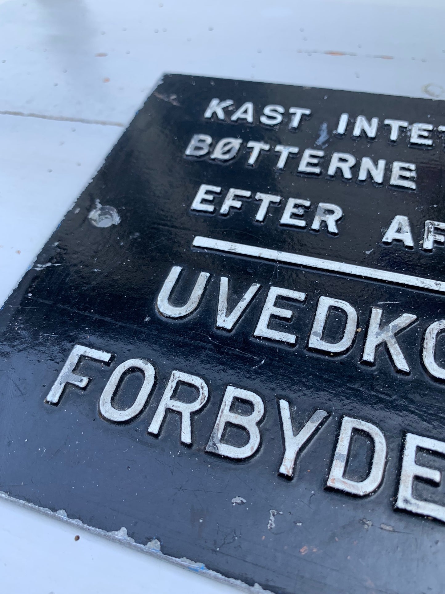Vacker svartvit skylt med rolig och sällsynt text
