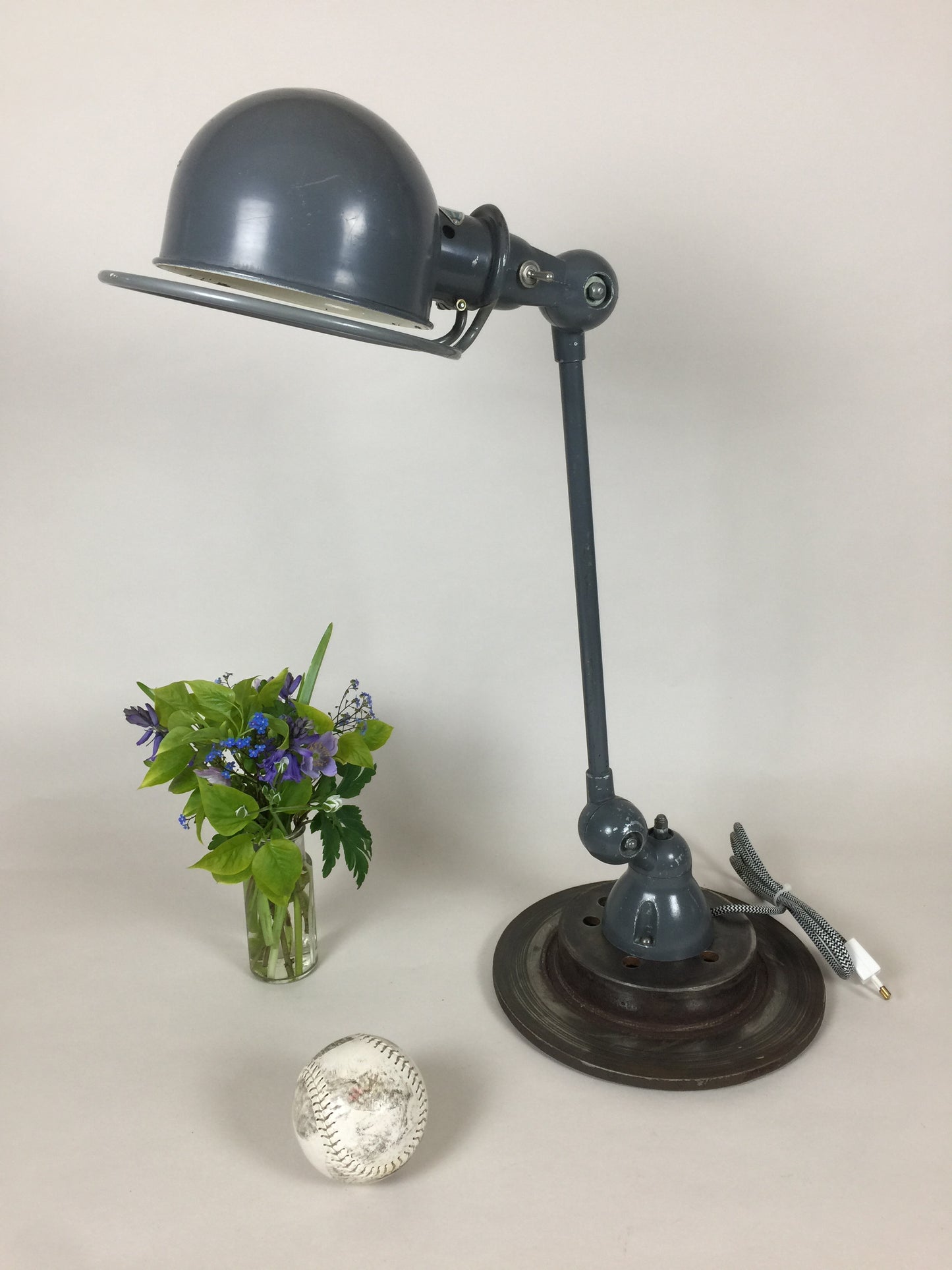 Jieldé bordslampa i grått med strömbrytare