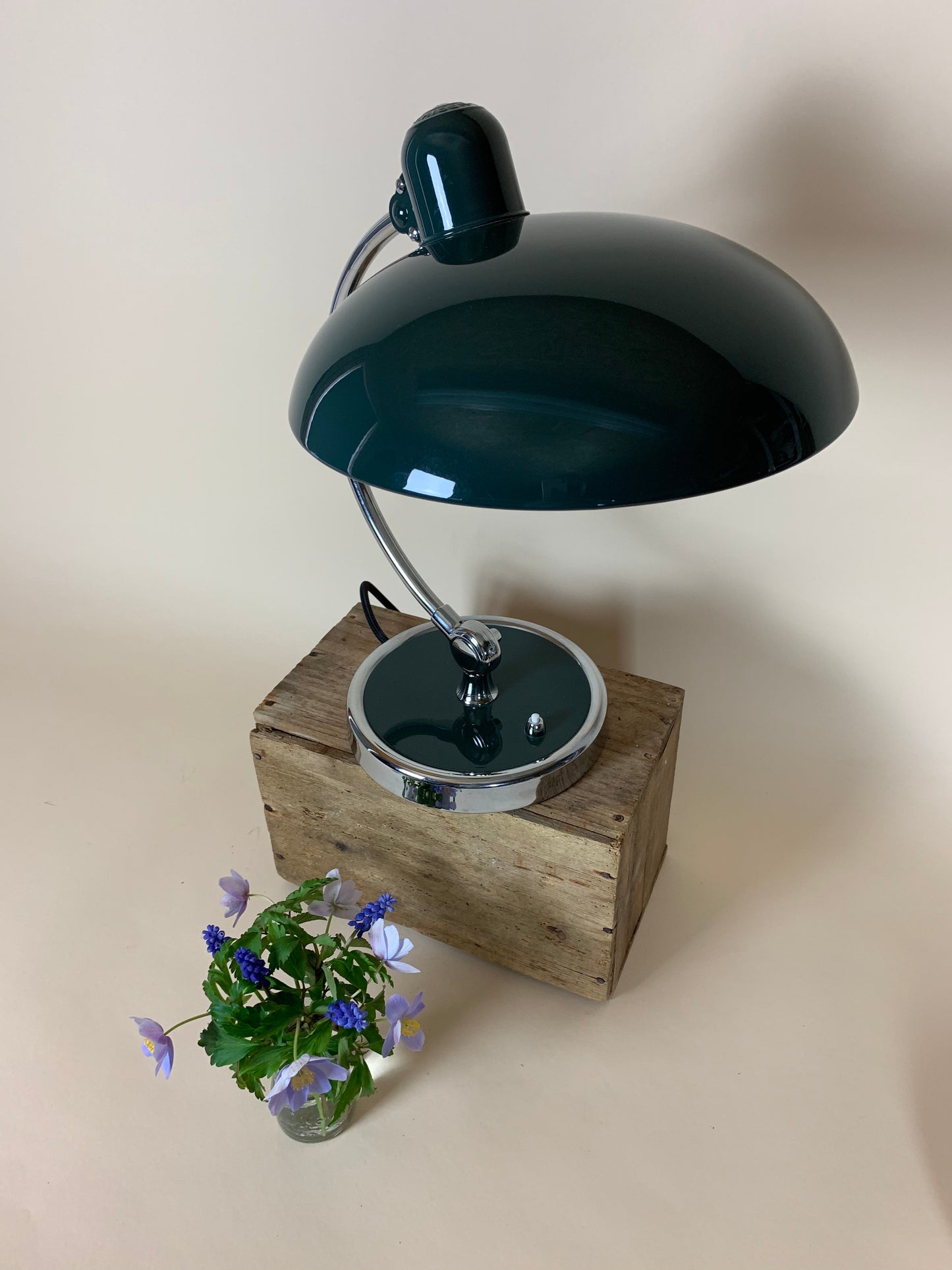Kaiser Idell 6631 bordslampa i mörkgrön