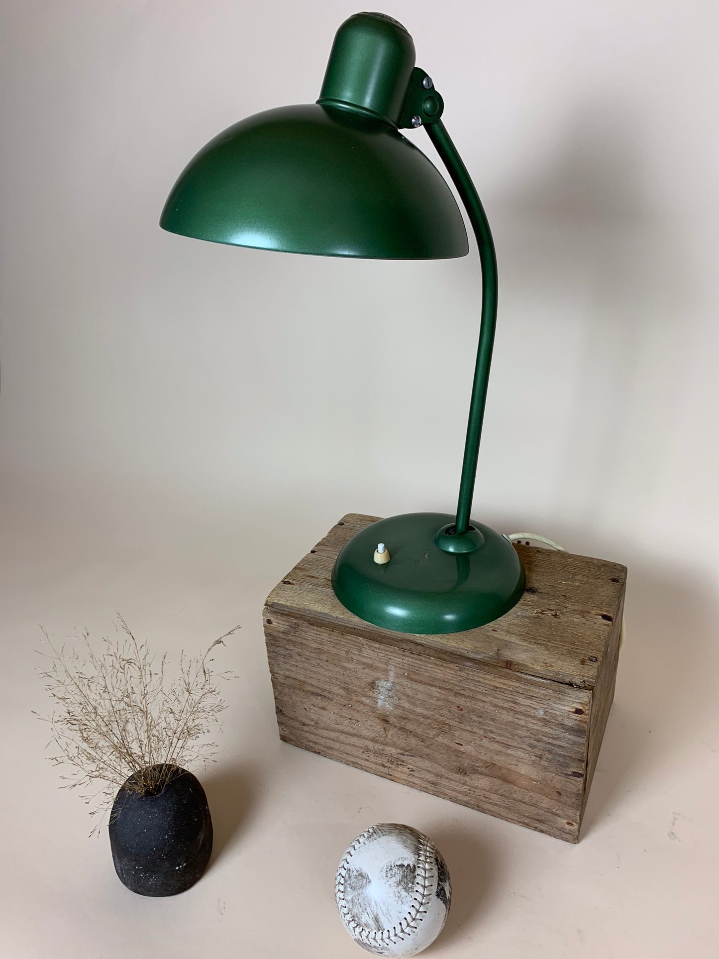 Grön Kaiser Idell lampa - designad av Christian Dell