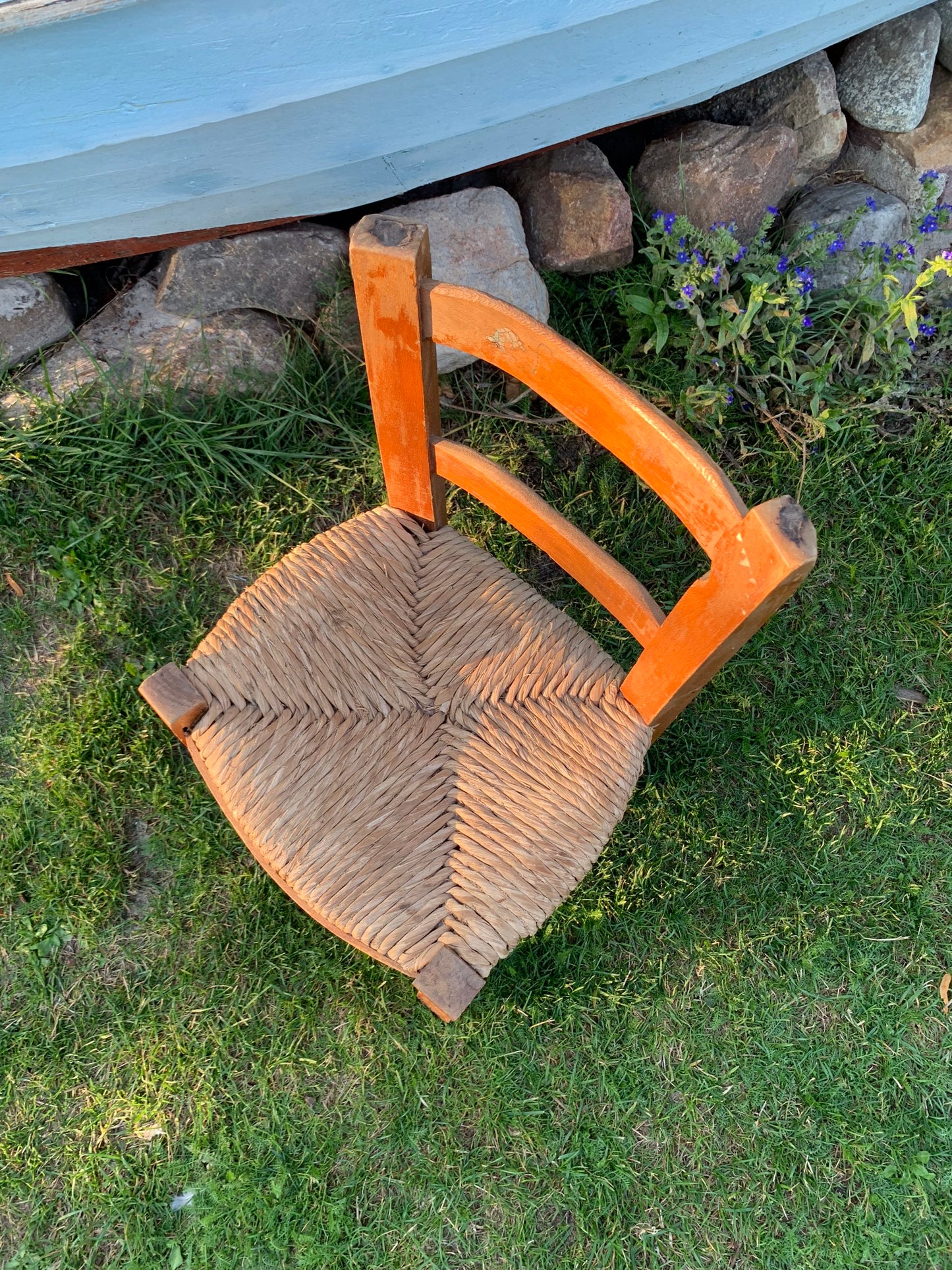 Barnstol med flätad sits