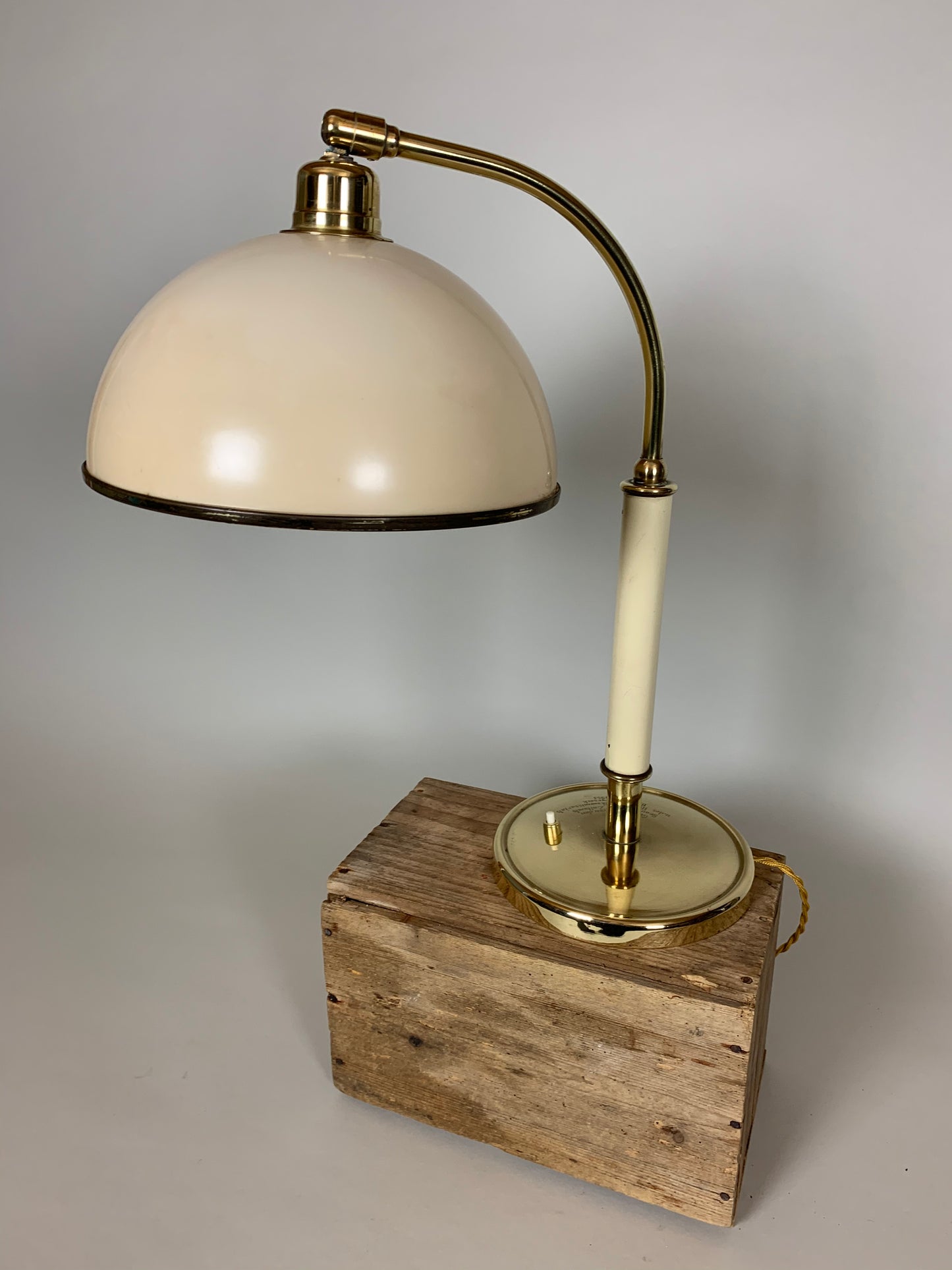 Vintage lampa med bakelitskärm
