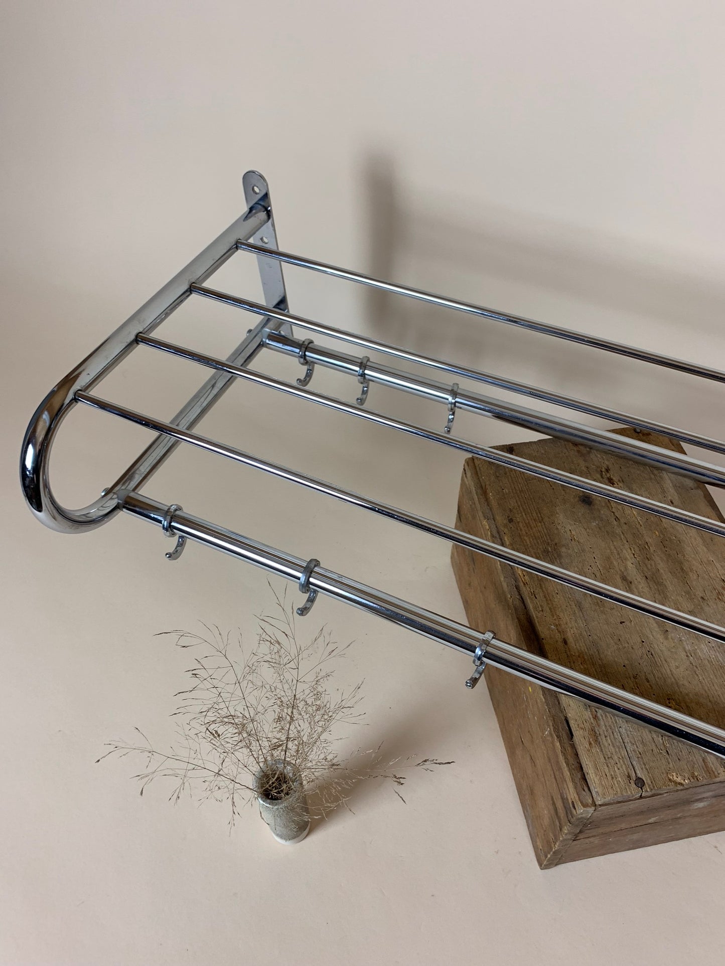 Hatthylla med många krokar