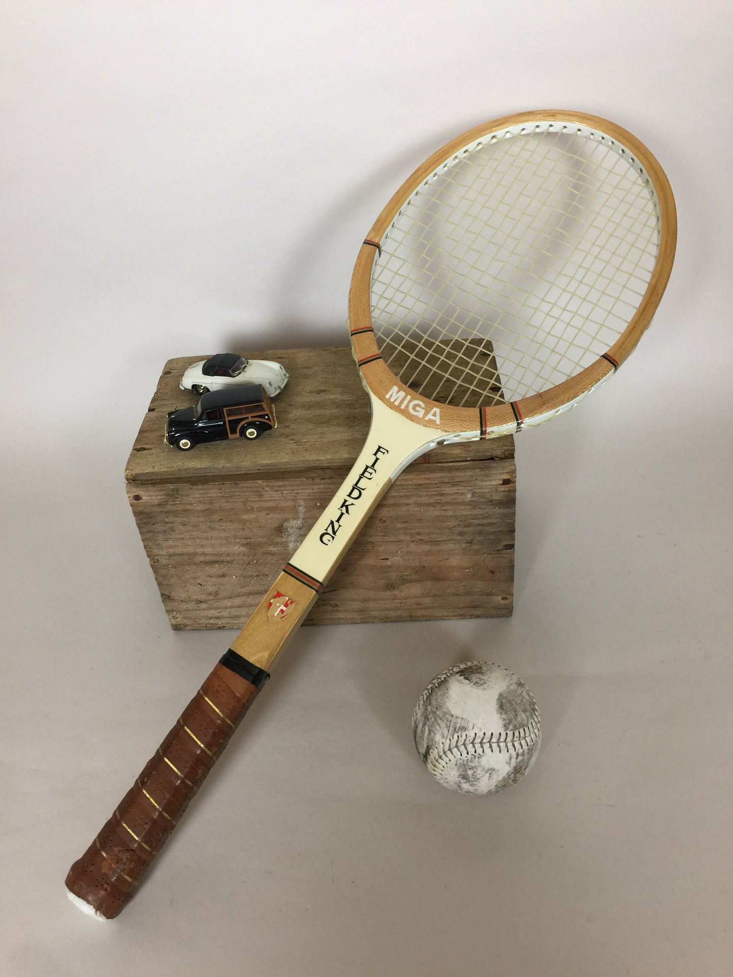Vackert gammalt och dekorativt tennisracket
