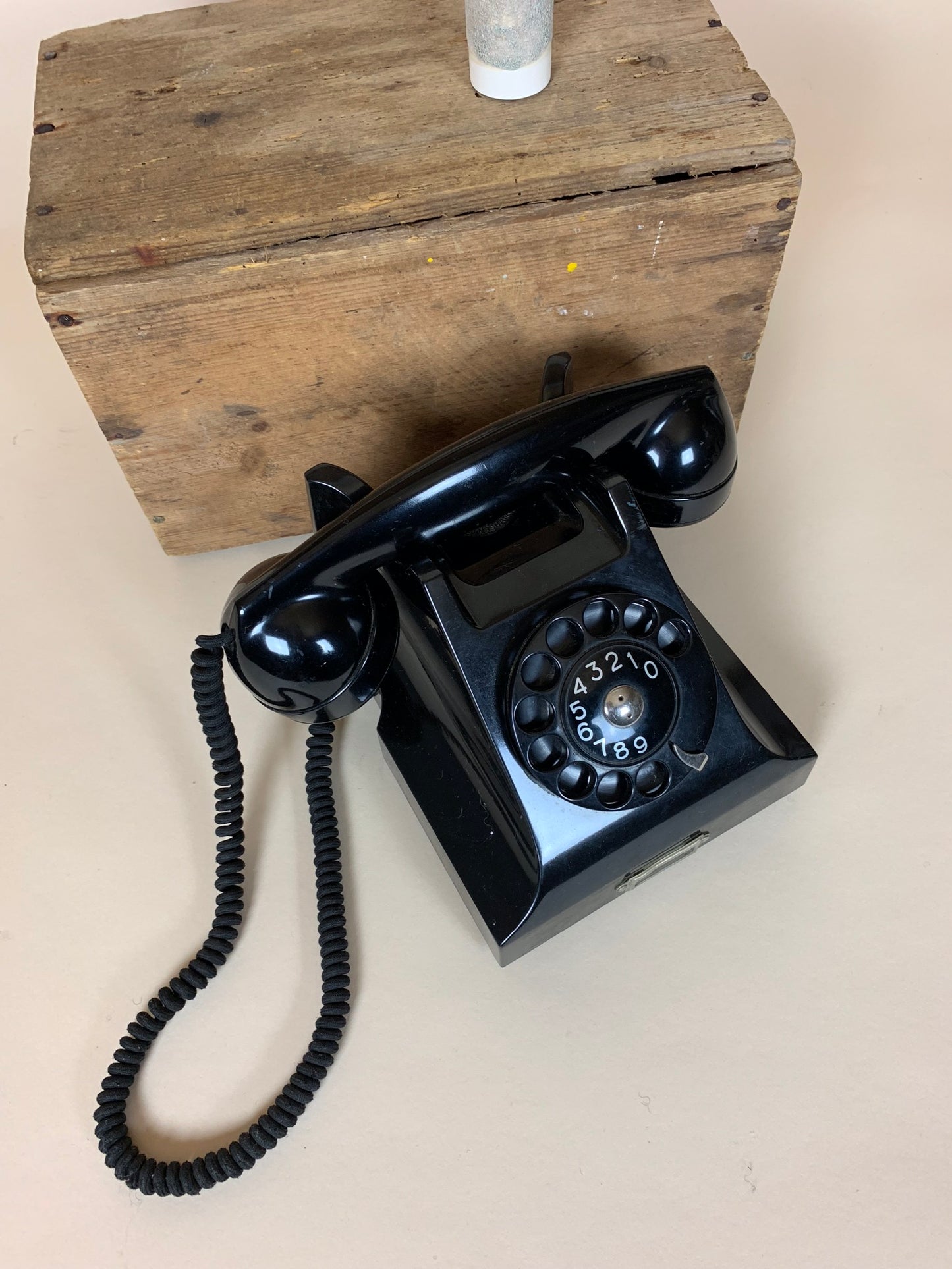 Gammal bakelittelefon