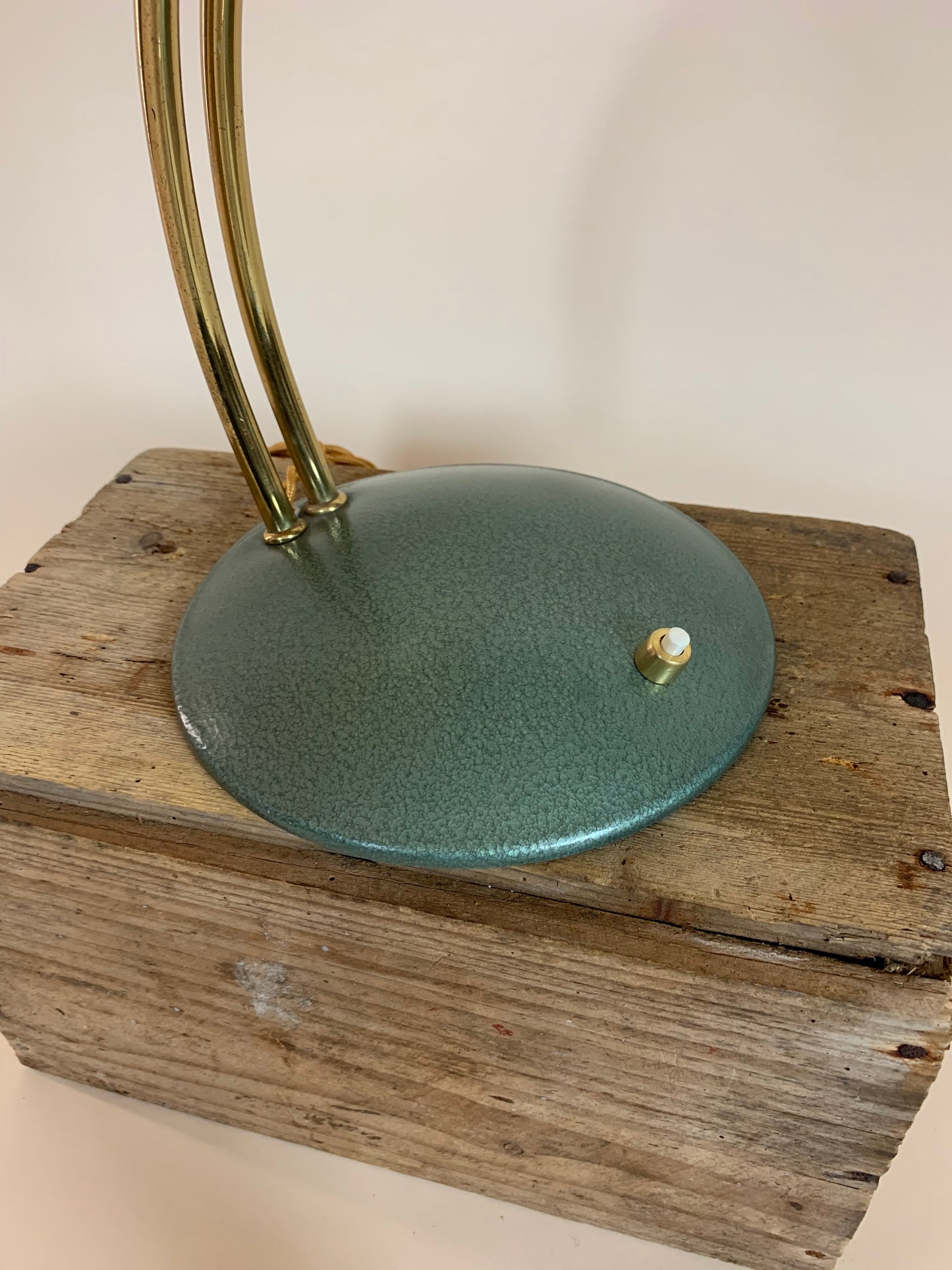 Vintage lampa i grön hammarlack och med arm i mässing