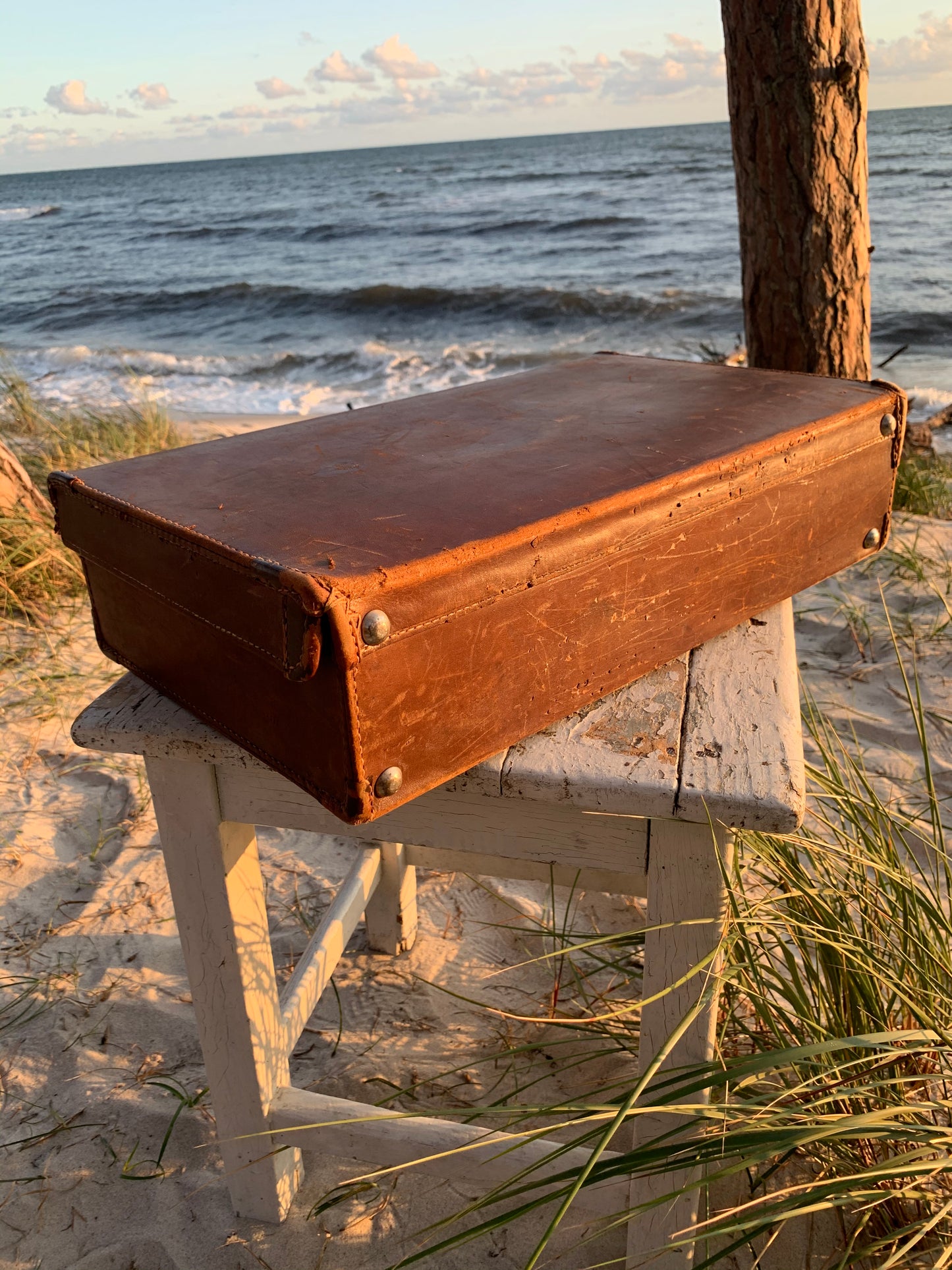 Resväska i skinn med mycket patina