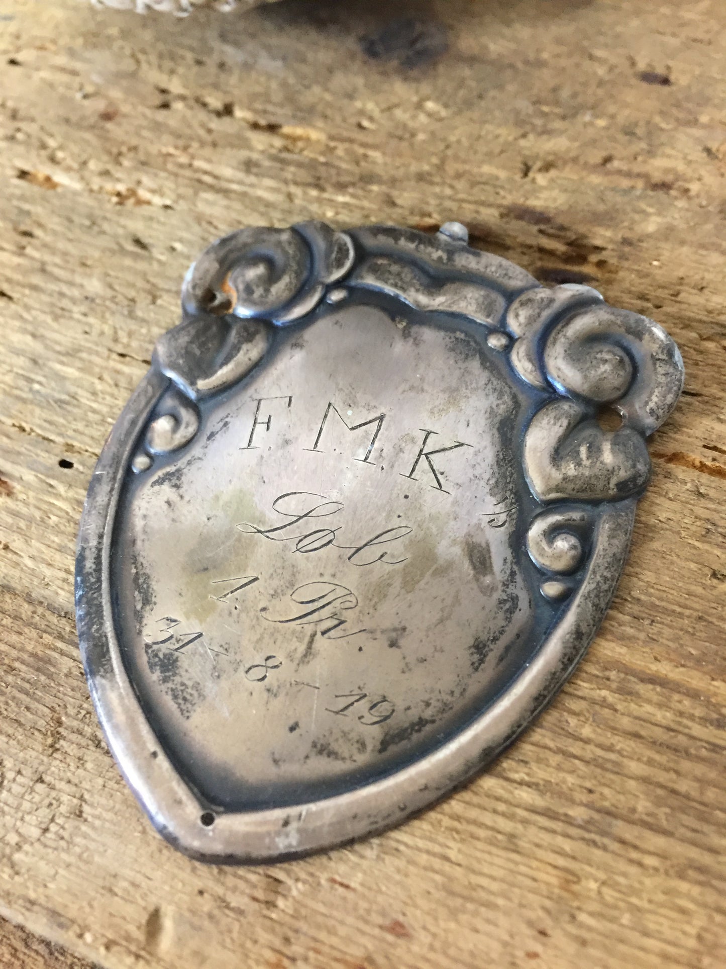 Rolig skylt - rocksköld med 100 år på ryggen
