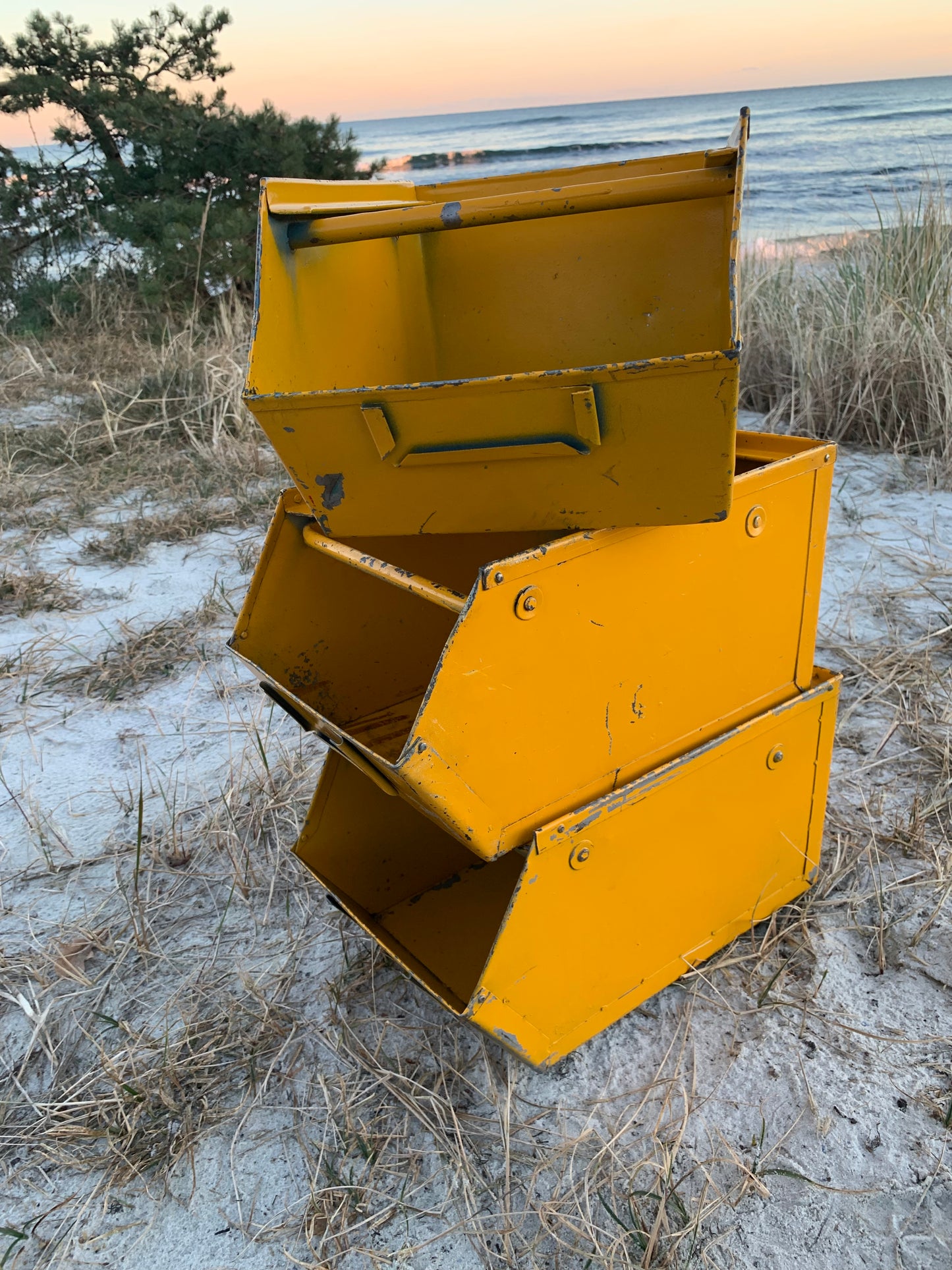 Gul stapelbar metalllåda
