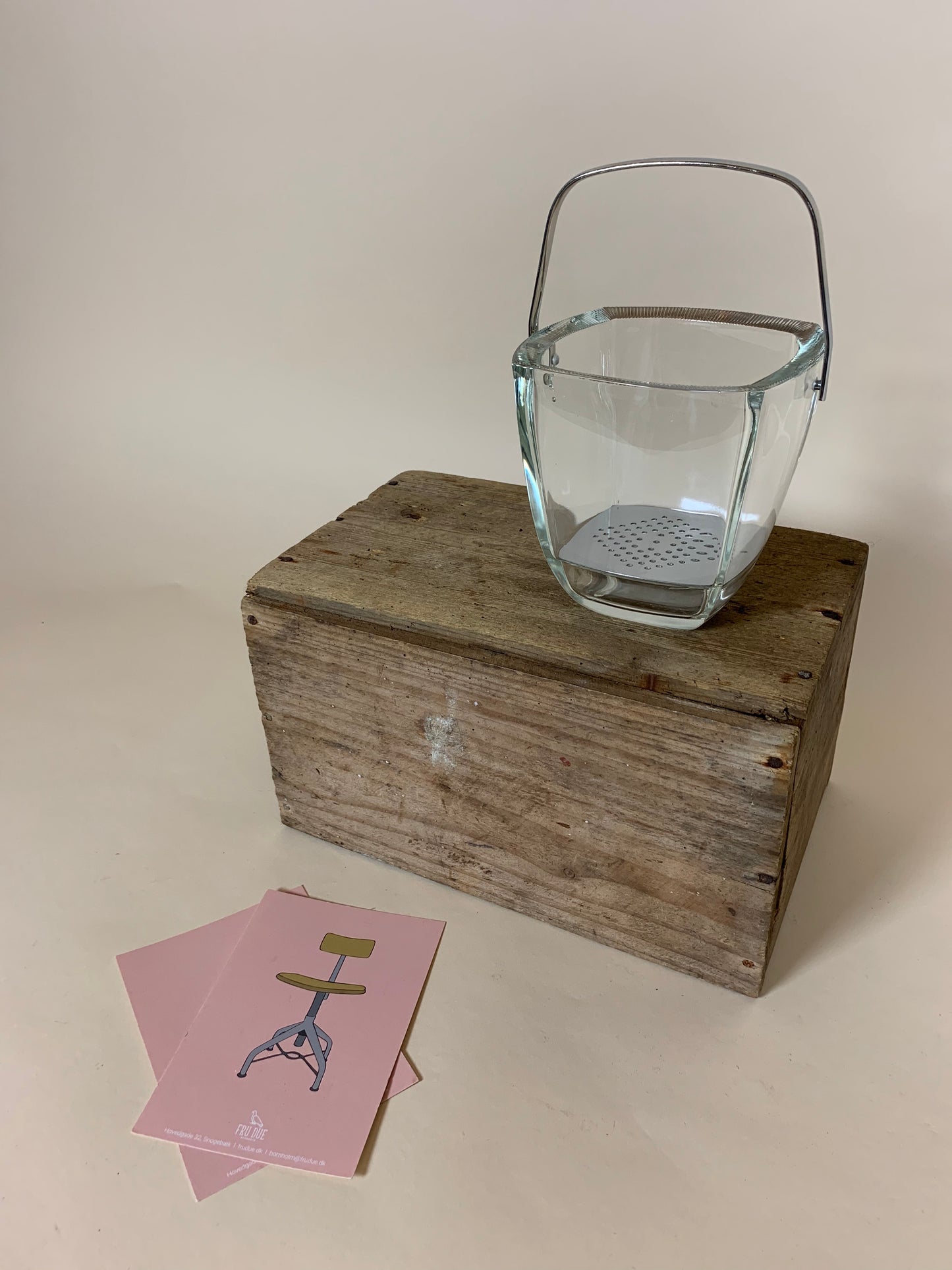 Ishink i glas med mönster på kanten
