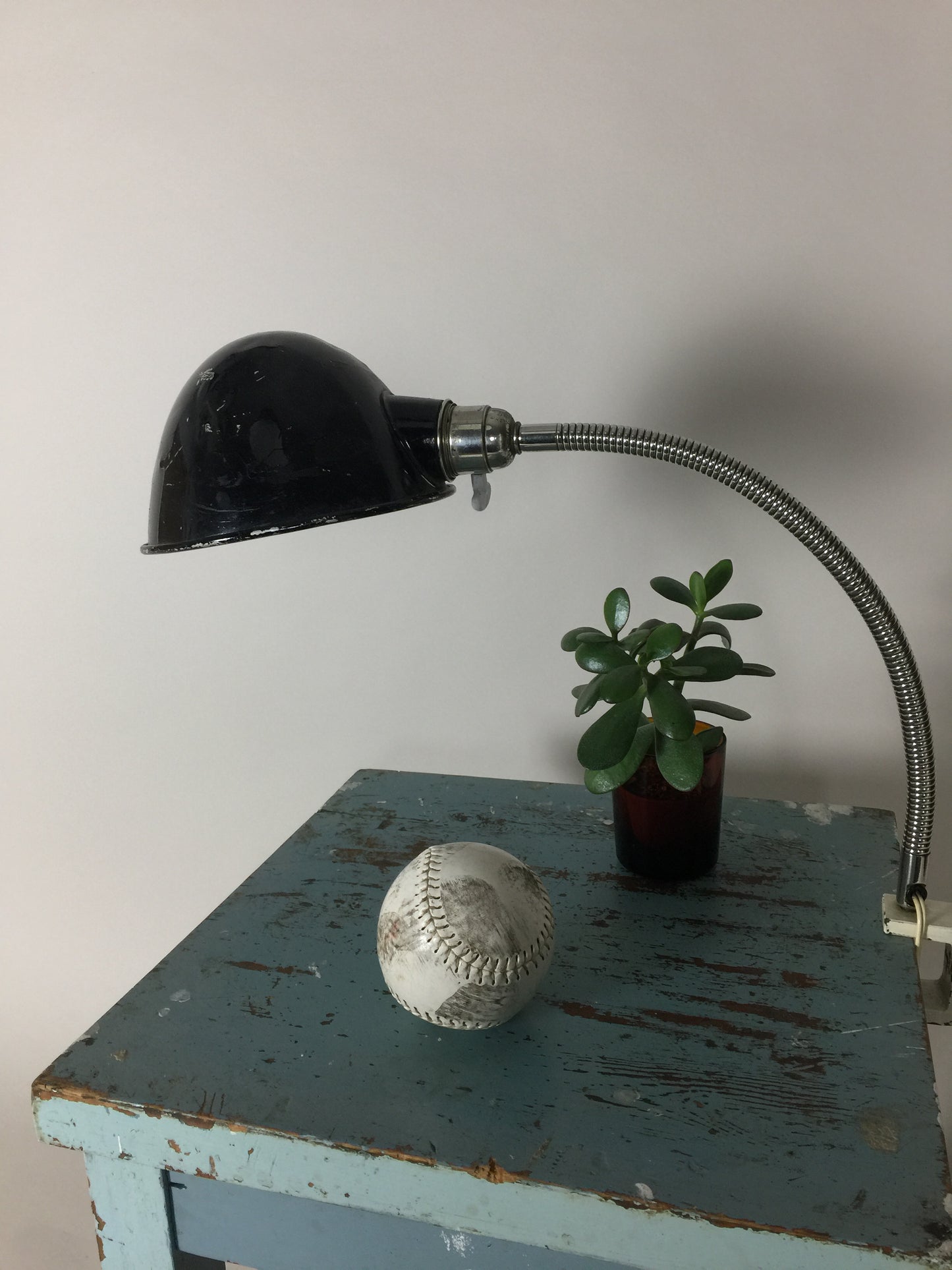Rå och industriell arkitektonisk lampa med flexarm