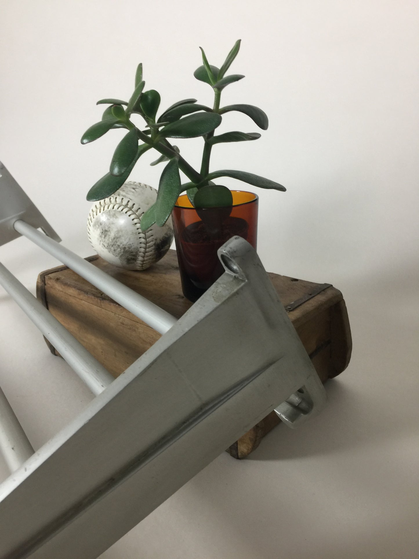 Fin industriell DSB hatthylla från en tågkupé