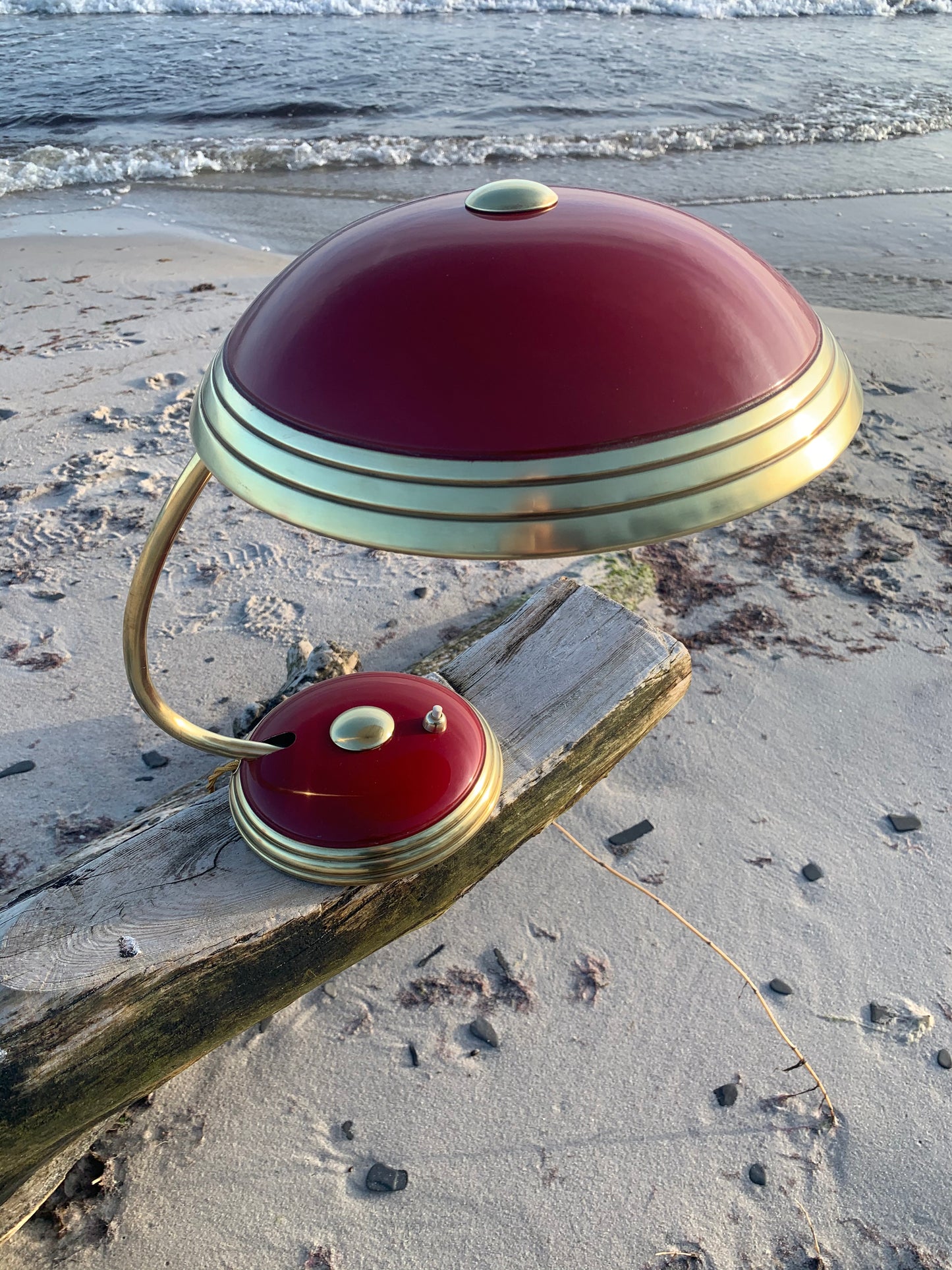 Helo bordslampa - Röd/mässing