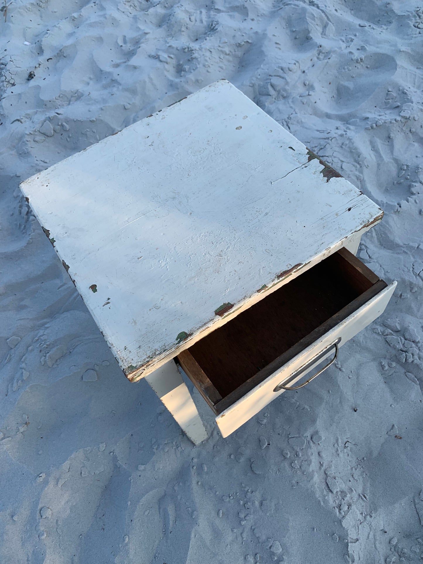 Litet bord med låda