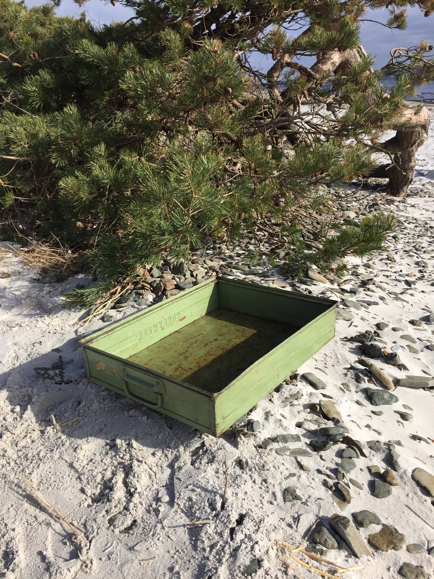 Grön metallfodral med patina