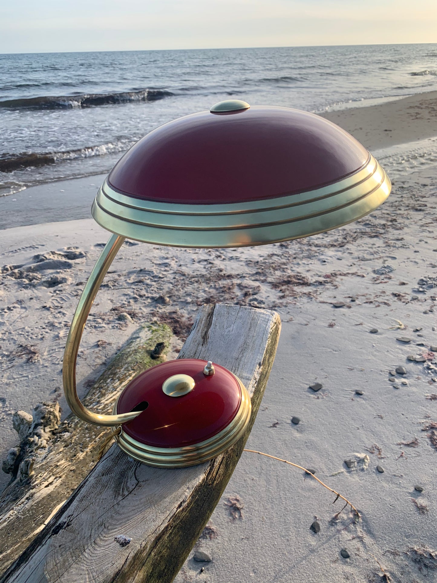Helo bordslampa - Röd/mässing