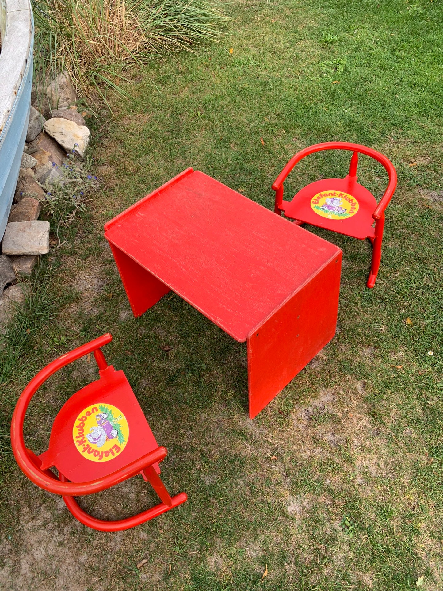 Barnbord med två stolar
