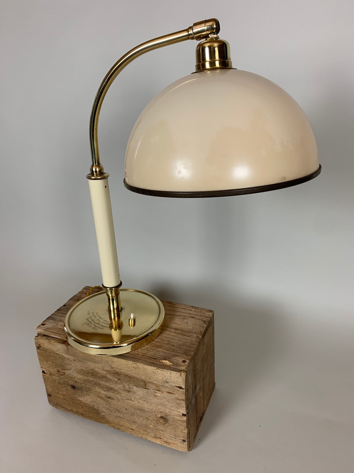 Vintage lampa med bakelitskärm