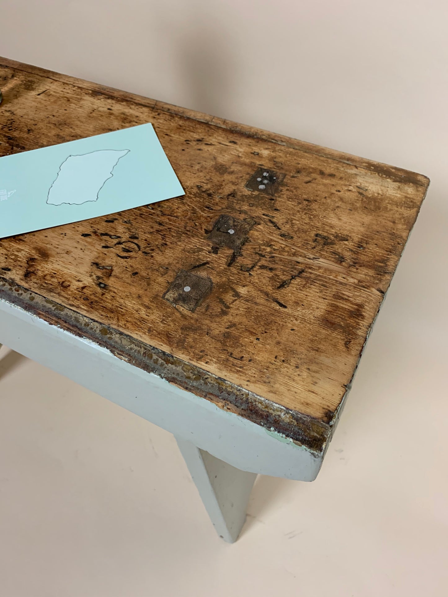 Liten bänk med mycket patina