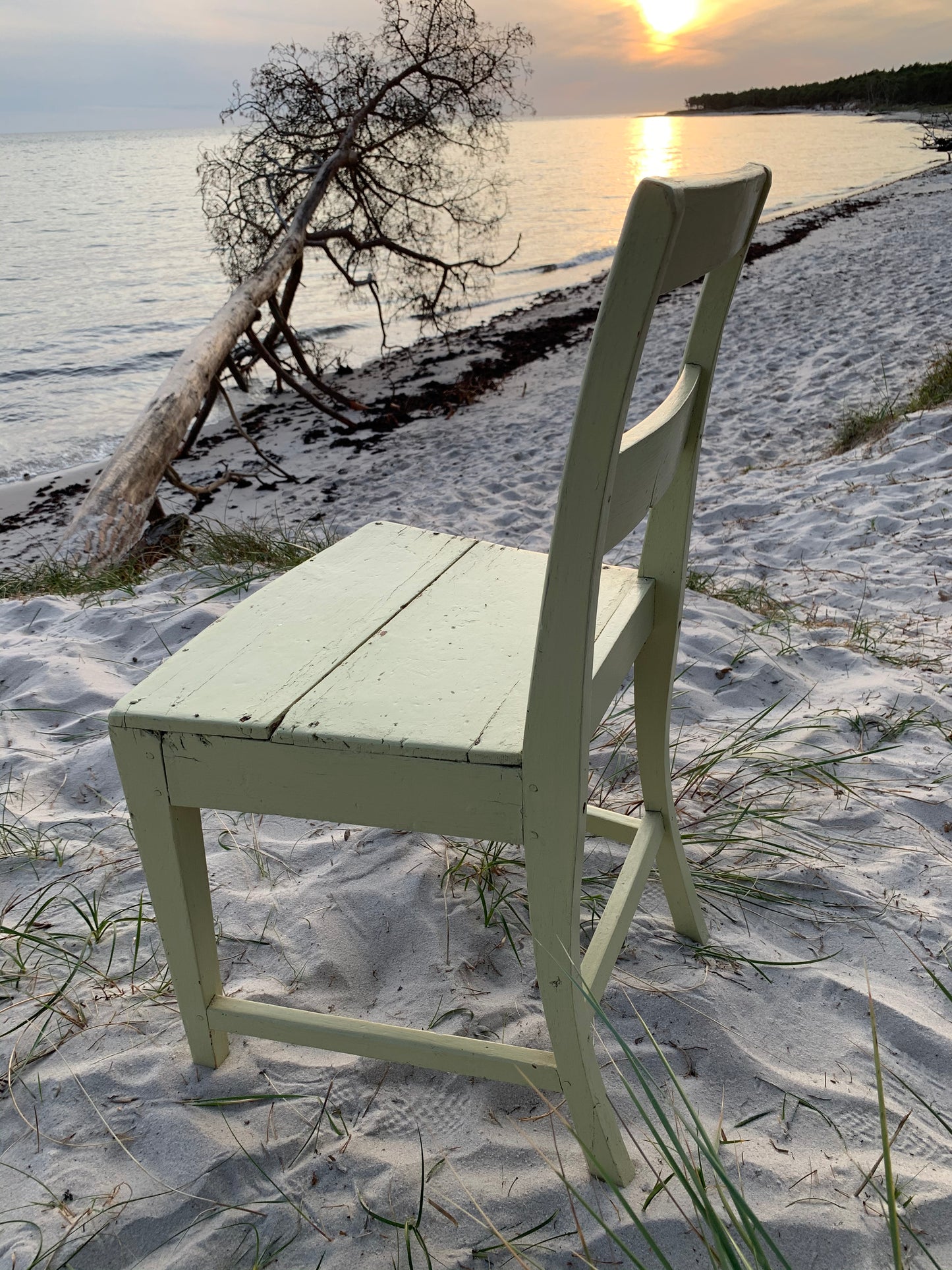 Fin gammal grön stol med vacker patina