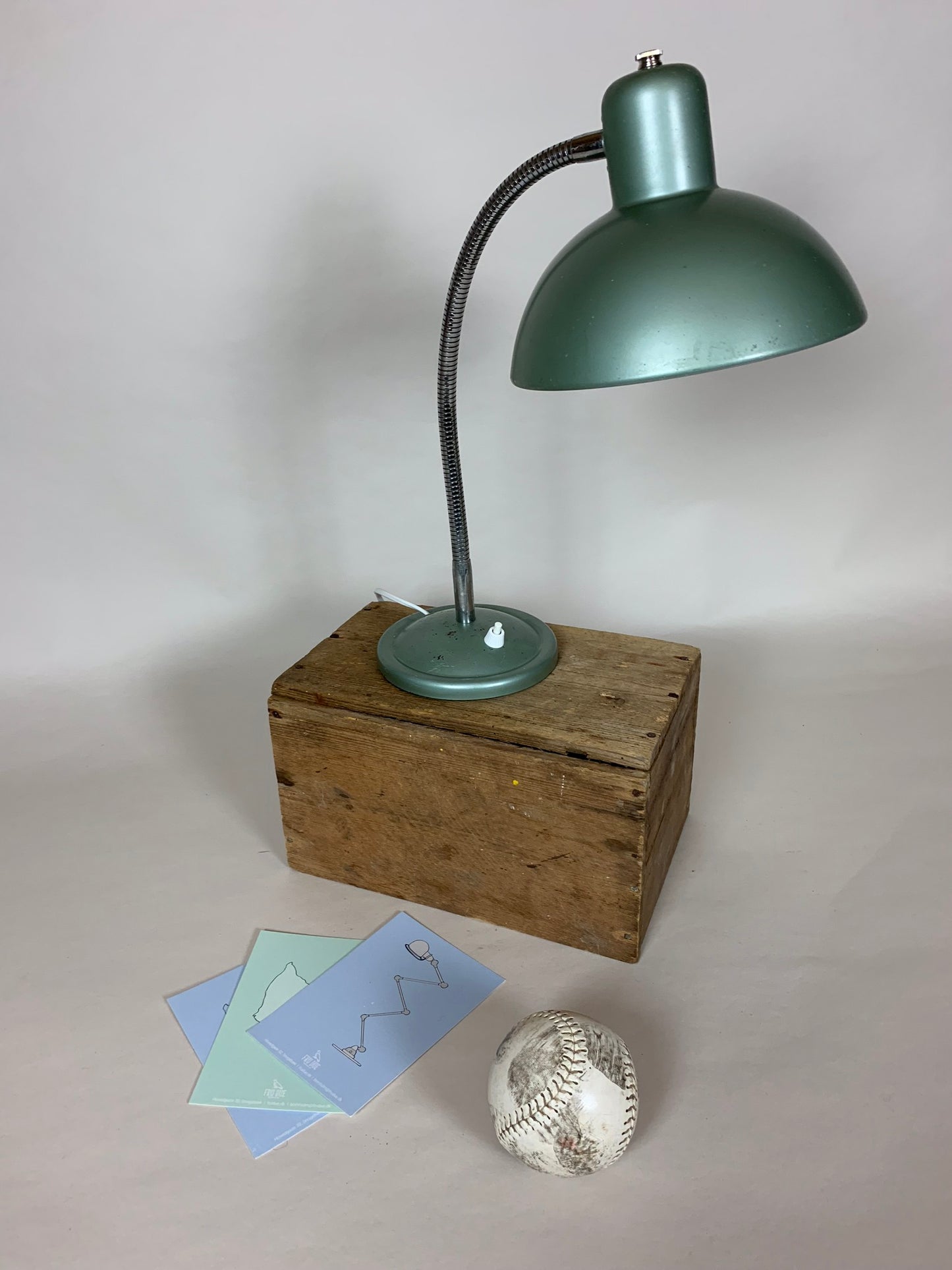 Fin grön fransk vintage bordslampa