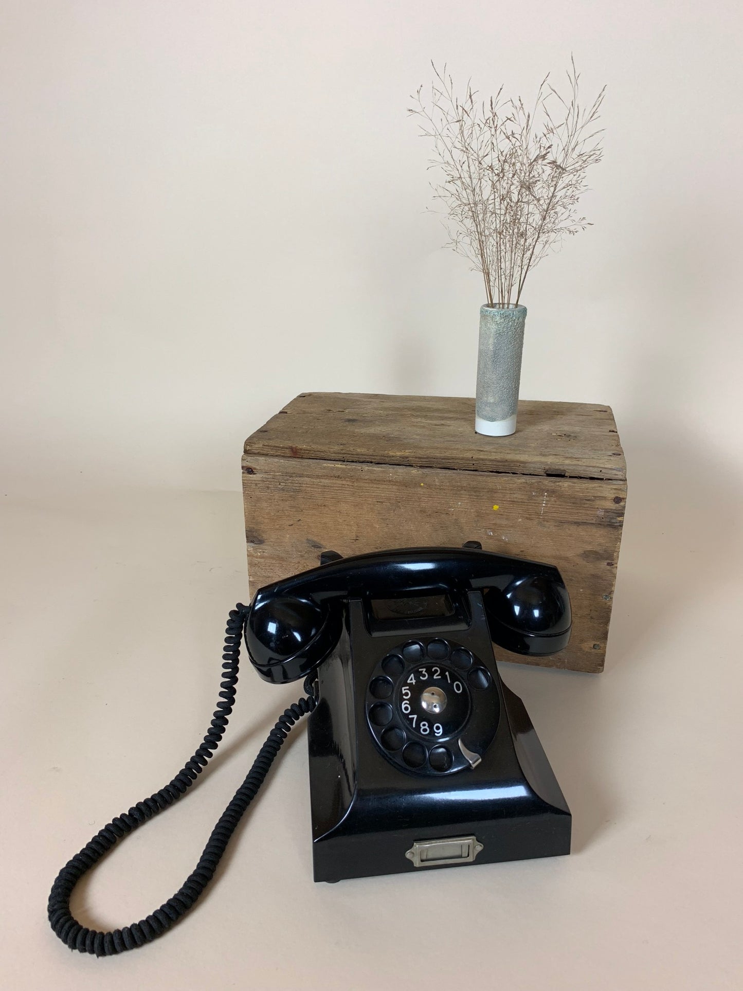 Gammal bakelittelefon