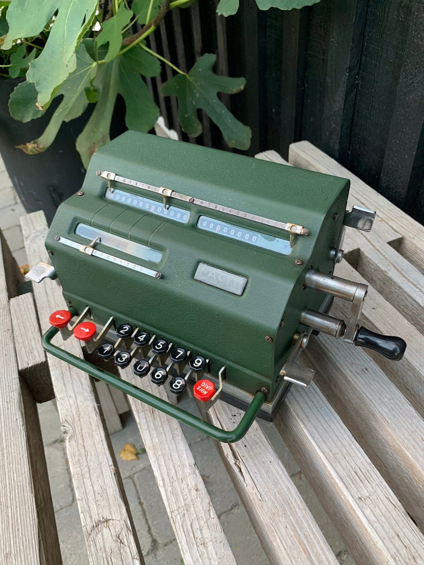 Rolig gammal grön mekanisk kalkylator