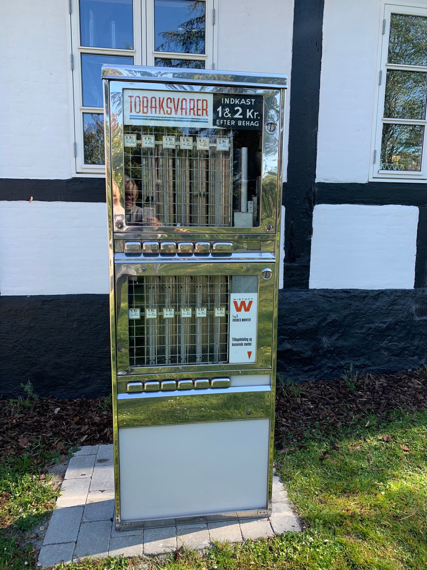 Vacker gammal varuautomat för cigaretter