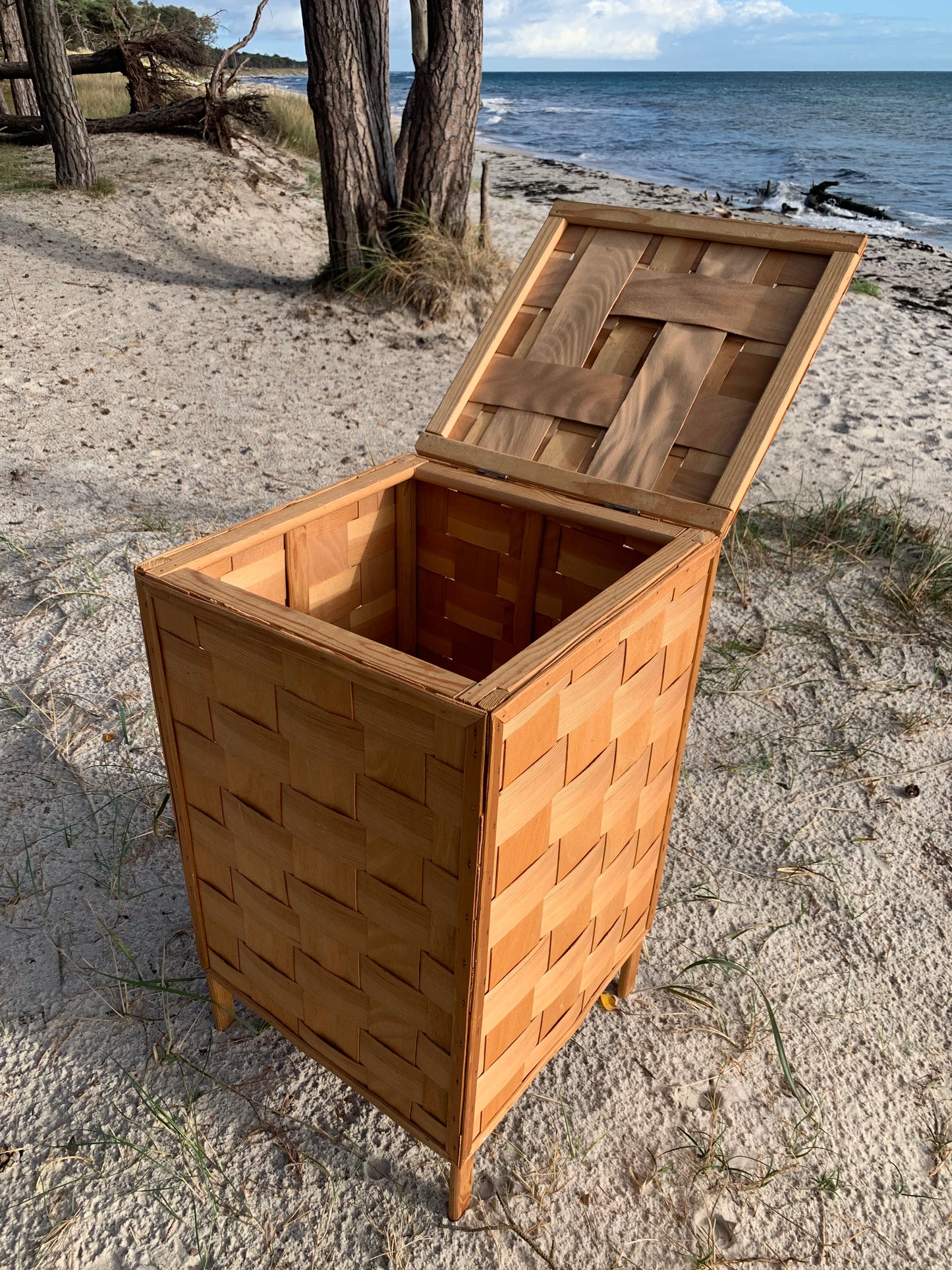 Flätad spånkorg med lock