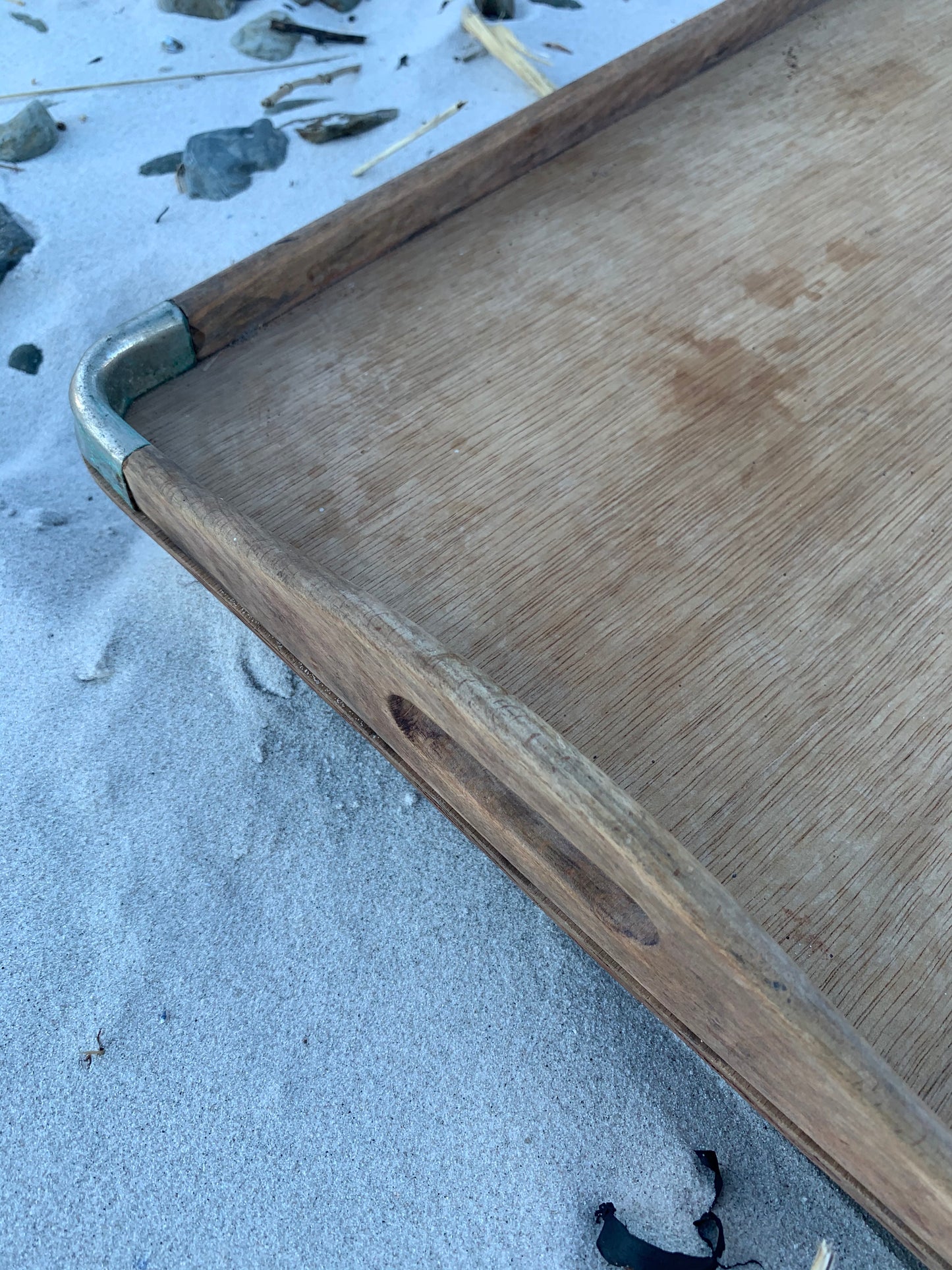 Träbricka med fina detaljer