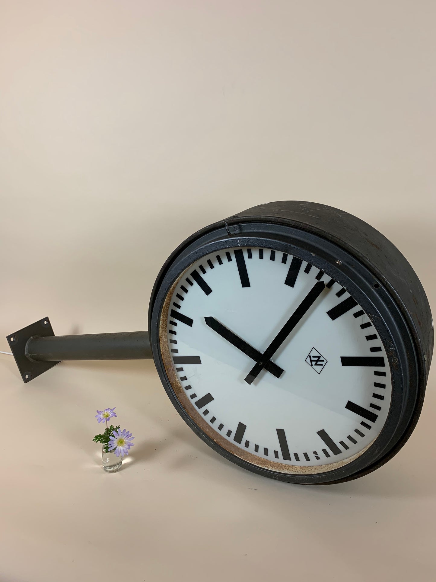 Stor dubbelsidig rå och läcker DSB järnvägsstationsklocka med stav.