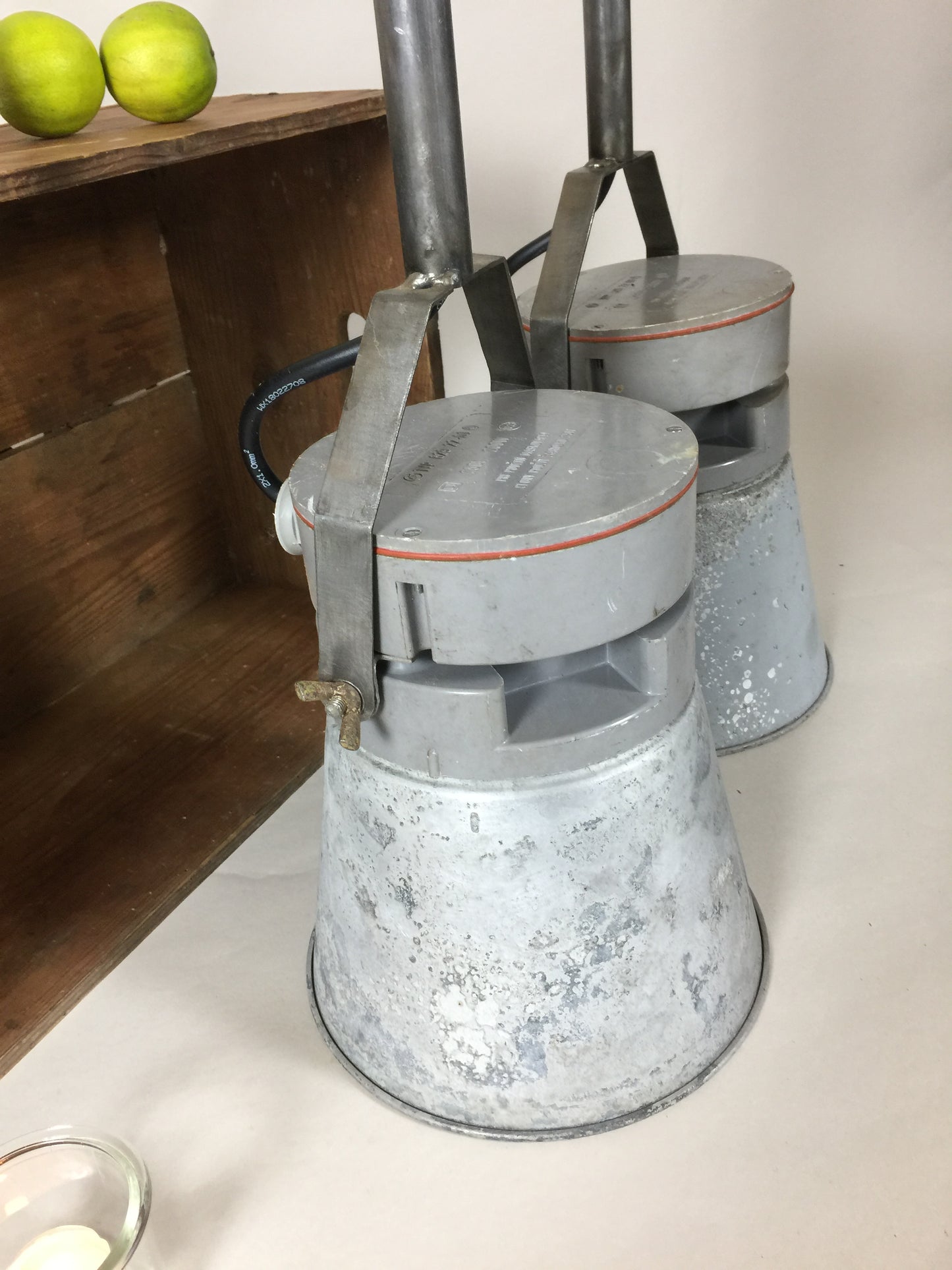 Fin rå tak- eller vägglampa (pris är per styck)