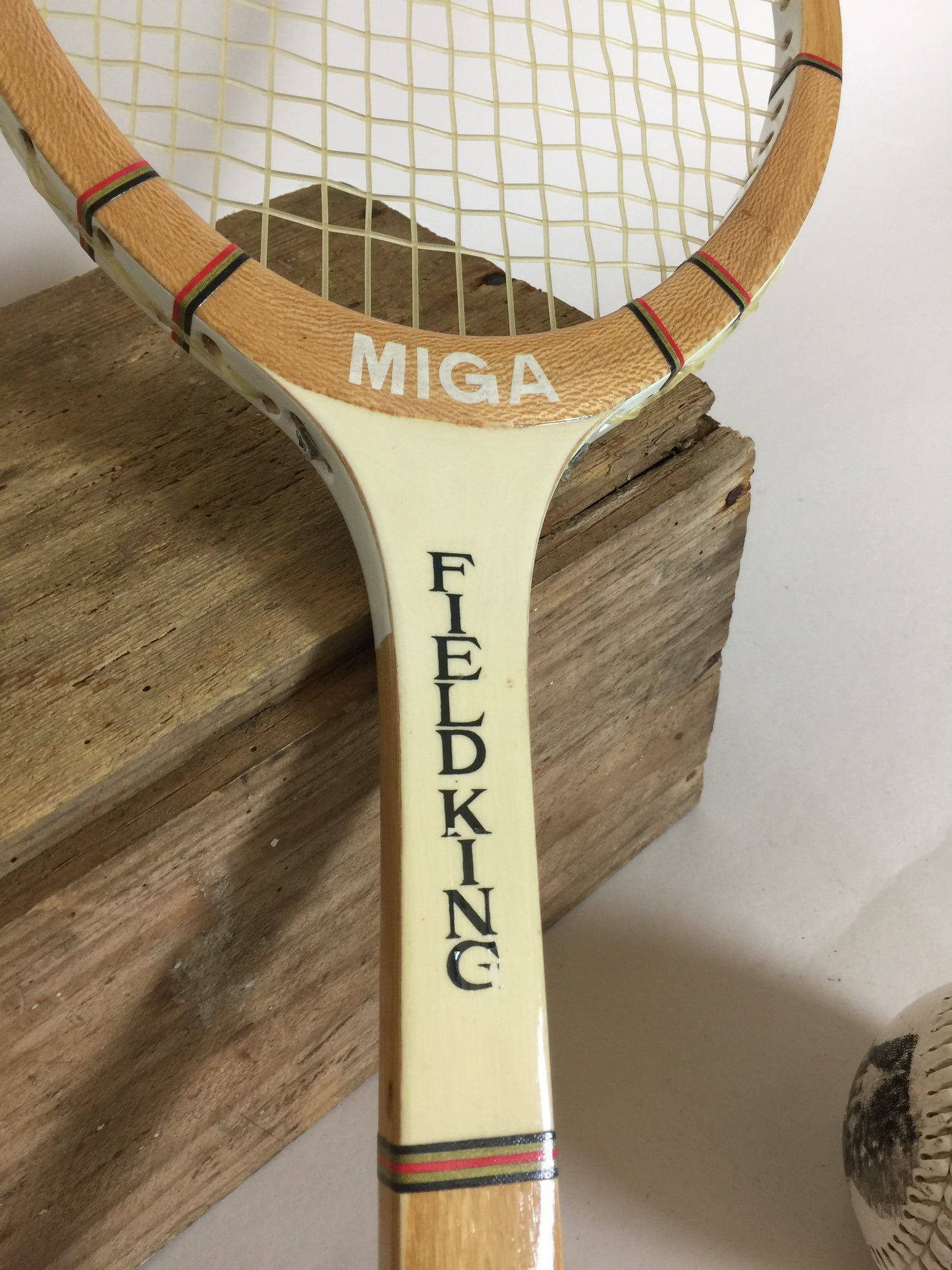 Vackert gammalt och dekorativt tennisracket