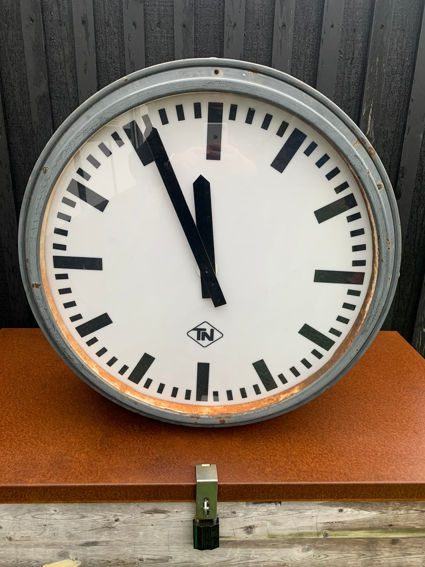 Stor dubbelsidig DSB järnvägsklocka