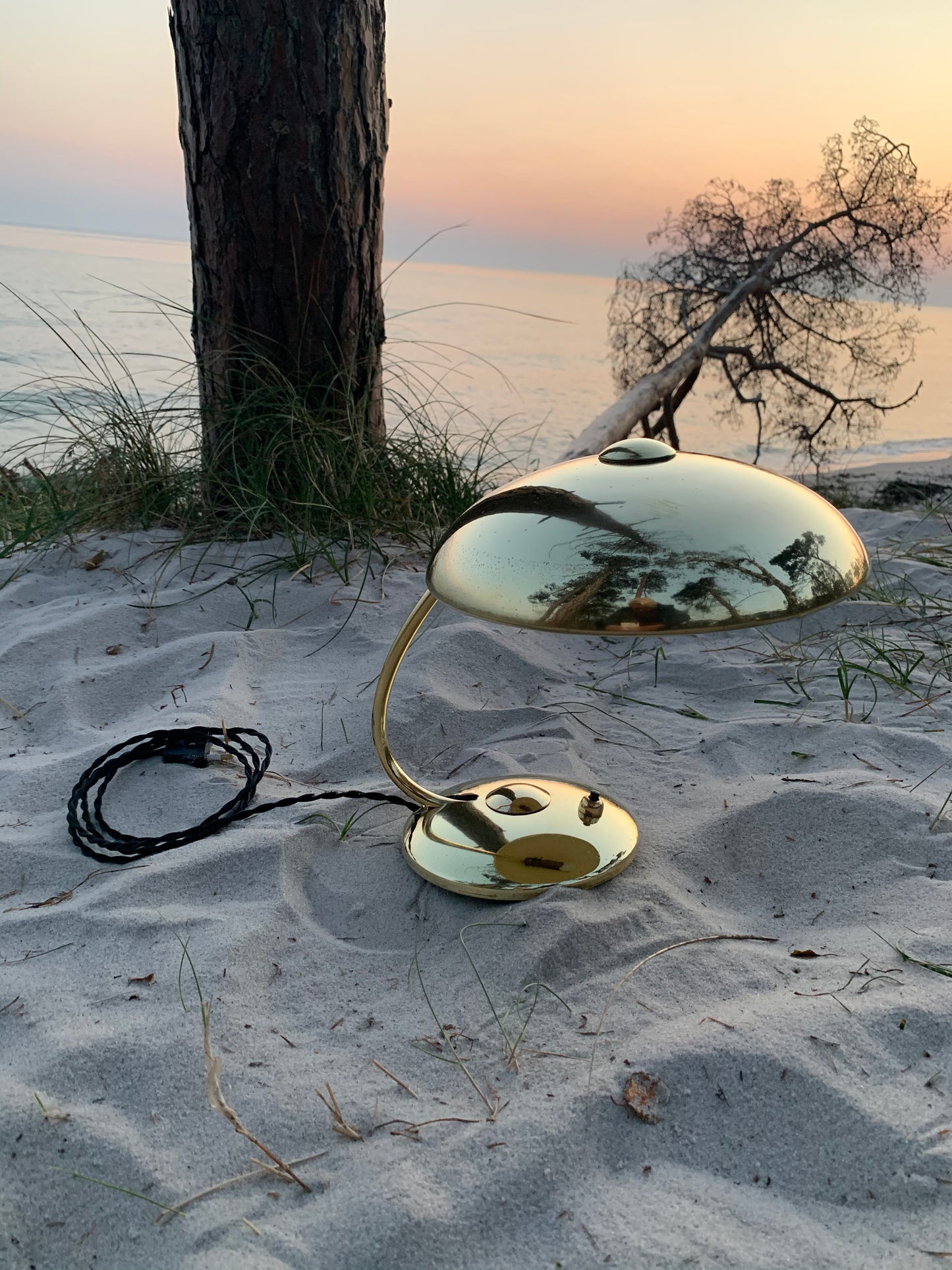 Vacker liten Helo i mässing med fin patina